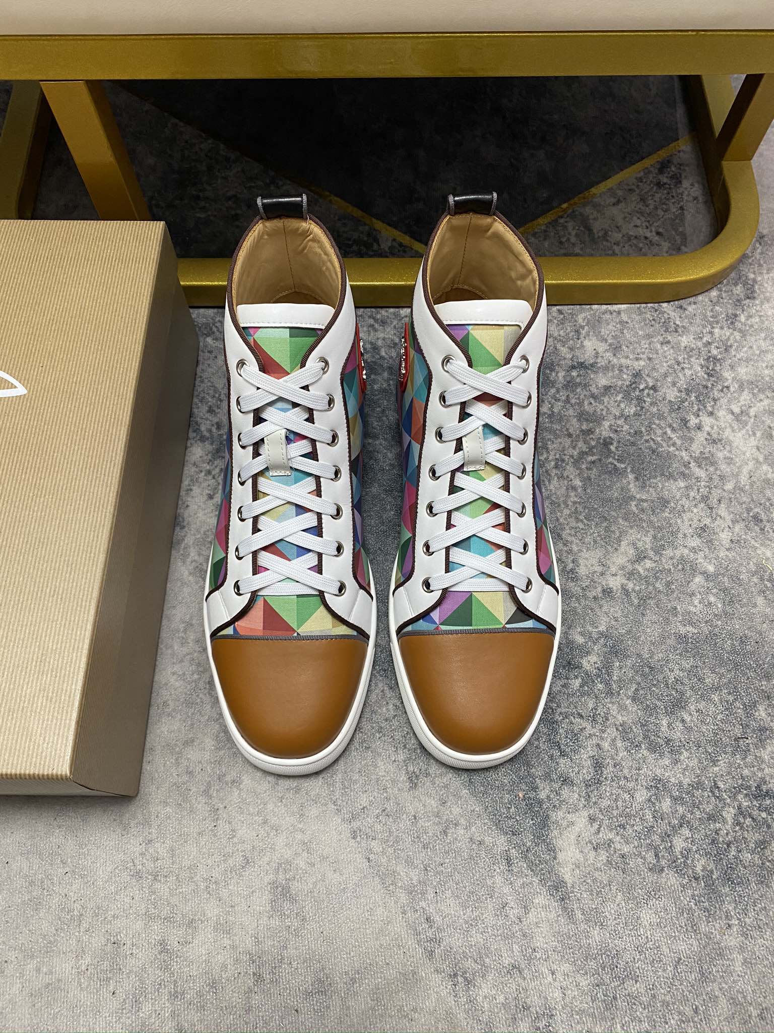 NO:574710,Customized model (couple model). Christian louboutin (CL red sole shoes) counter hot diamond series, casual sneakers for couples, exclusive hot model release event, latex foot pads, finished outsole sewing line [satisfied] female 35-40# male 38#-46, global supply [top version] original imported cowhide upper, top original leather lining, original molded tpu outsole, original 1:1 detail processing, original shoe last,,,christian  louboutin,cowhide19860909定做款 (情侣款).christian louboutin（CL红底鞋）专柜烫钻系列,情侣休闲板鞋  独家热款发布活动乳胶垫脚成品大底车线[得意]女35-40#男38#-46,全球供货【顶级版】原版进口牛皮鞋面,顶级原版皮内里,原版开模tpu大底,原版1:1细节处理,原版鞋楦,,,christian louboutin,cowhide,Men's shoes