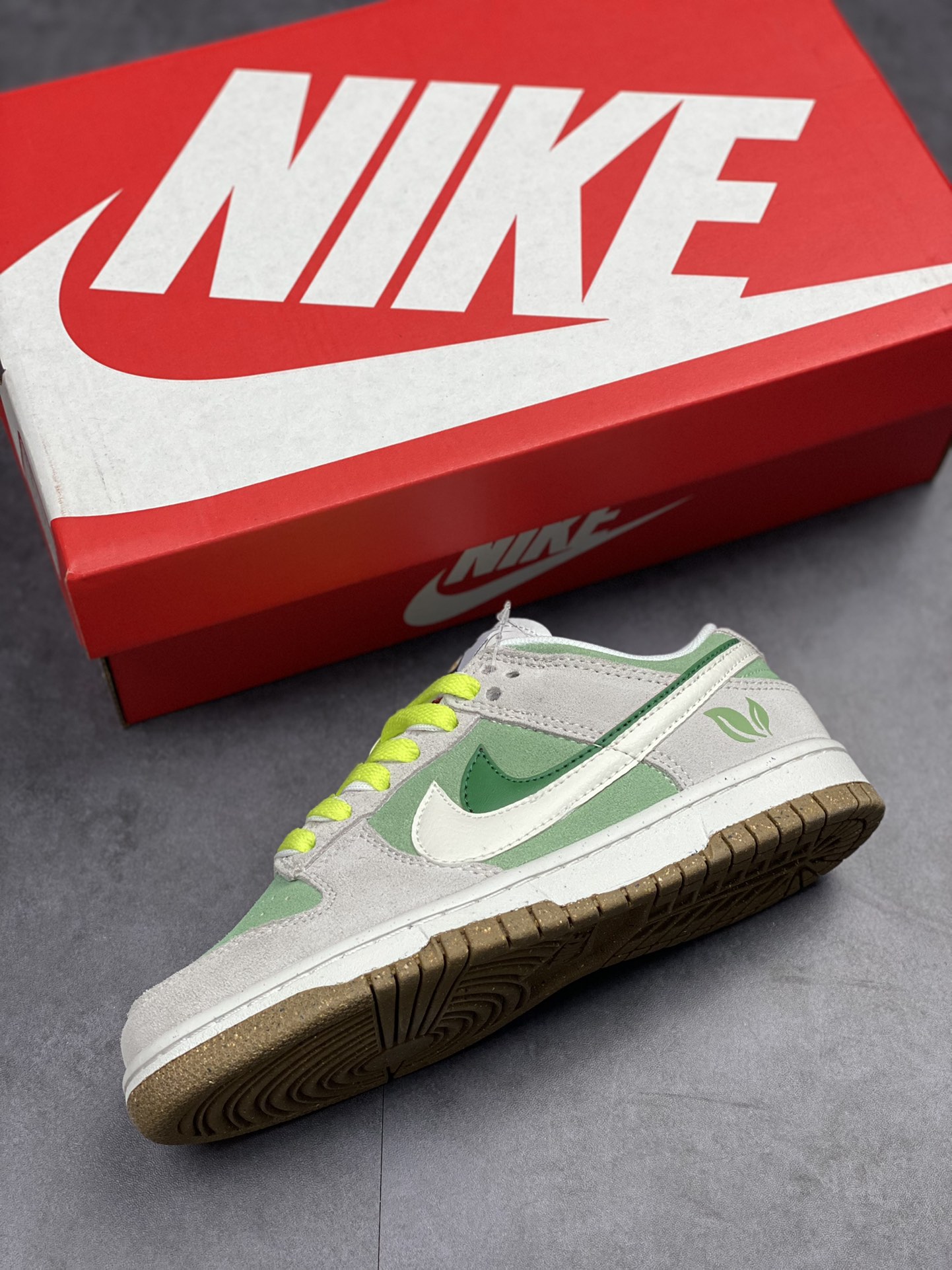 Nike Dunk Low SE “85” 灰绿双勾 DO9457-108