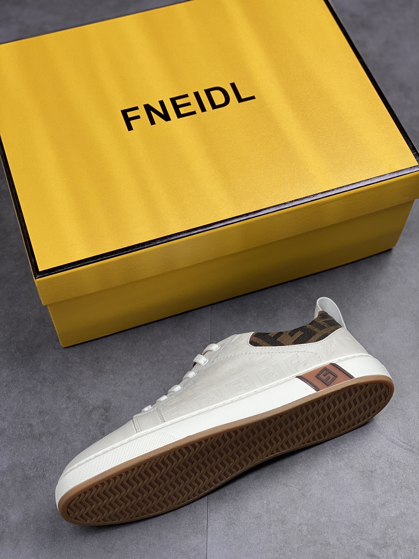 #OVERSEAS VERSION FENDI Fendi high-luxury casual sports shoes series