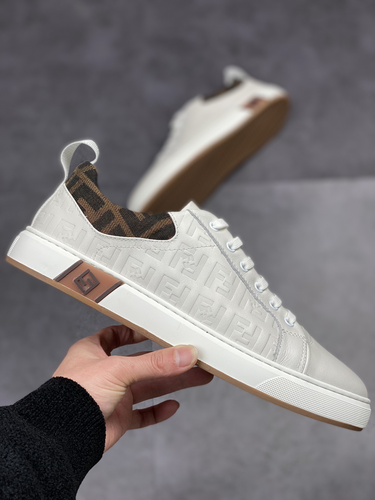 #OVERSEAS VERSION FENDI Fendi high-luxury casual sports shoes series