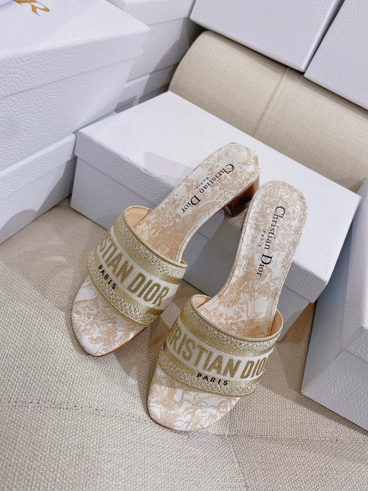 NO:264118,New CD D-way. Classic, fashionable and comfortable cotton embroidered sandals and slippers. The original version is the highest. ZP comparison and welcome to compare. This Dway cotton sandals are made of classic design and are decorated with Dior Jardind'Hiver pattern. This Dway cotton sandals are interpreted by poetic design. The upper is embroidered with CHRISTIAN DIOR PARIS logo metallic gloss line embroidered, which is recognizable. The shape is simple, easy to put on and take off, and dress up casual style. The leather fixed sole is made in Italy, engraved with Christian Dior's lucky star symbol. The upper is cotton-embedded upper, inner cowhide inner, leather outsole, size 35-39 (40 sizes can be customized without return and exchange) Multi-color Heel high flat sole/heel high Heel with CD box full set of high-end packaging Flat bottom  high heels, slippers, dior, sandals, slippers, cowhide, Leather soles19860909上新CD D-way .经典时尚舒适棉质刺绣凉鞋拖鞋  原单最高版本,ZP对比做货欢迎任意对比  这款Dway棉质凉拖采用经典设计,饰以Dior Jardind'Hiver图案,以充满诗意的设计演绎Dior先生的挂毯.鞋面饰以CHRISTIAN DIOR PARIS标志金属光泽线刺绣,富有辨识度.造型简约,方便穿脱,扮靓休闲型格.意大利制作真皮定型鞋底,镌刻Christian Dior的幸运星符号.  鞋面棉质刺绣鞋面 内里牛皮内里 鞋底真皮大底  码数35-39码（40码可定制不退换）  颜色多色  跟高平底/跟高  配CD盒子全套高端包装  平底 高跟,拖鞋,dior,sandals,slippers,cowhide,Leather soles,Women's Shoes