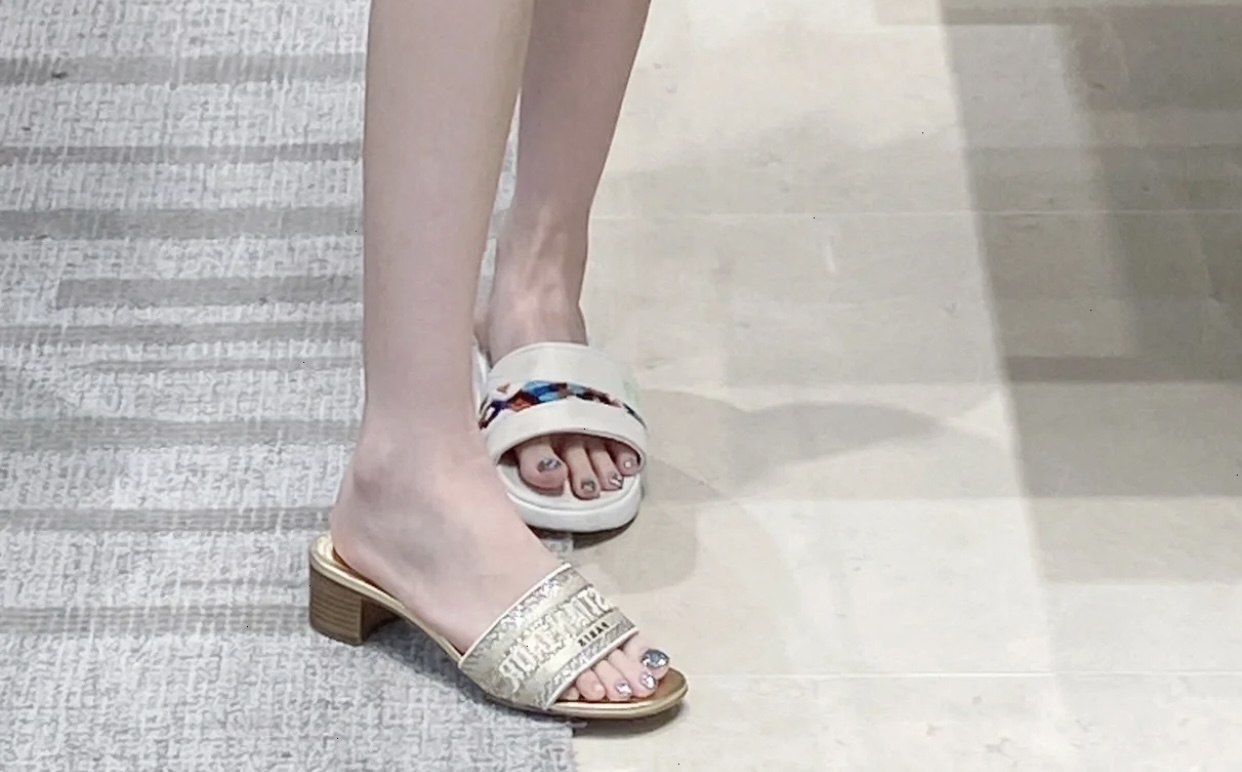 NO:264120,Mid-heeled model ~ Recommended for footwear!  It looks taller and easy to wear!  CD cotton letter embroidery Juyi animal jungle garden middle heel flip flops, slippers, slippers19860909中跟款~上脚推荐！显高又好穿！ CD棉质字母刺绣茹伊动物丛林花园中跟一字拖鞋,拖鞋,slippers,Women's Shoes