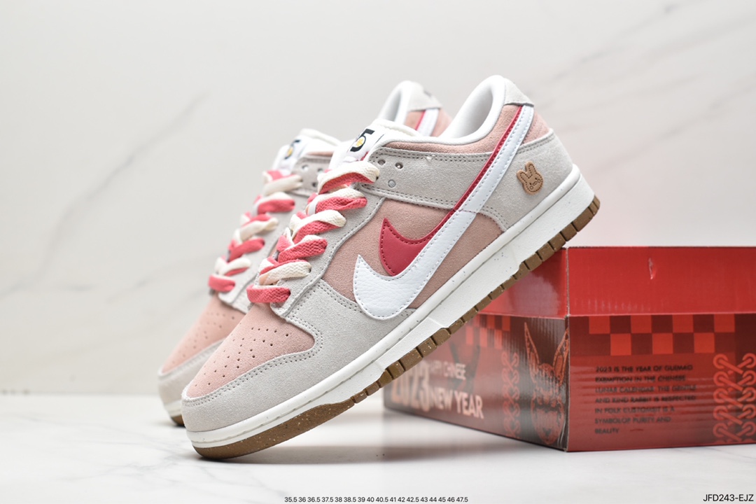 SB Dunk Low SE”85 Double Swoosh/Grey/Pink/Rabbit”扣篮系列低帮板鞋“麂皮浅灰粉红双钩小兔”DO9457-117