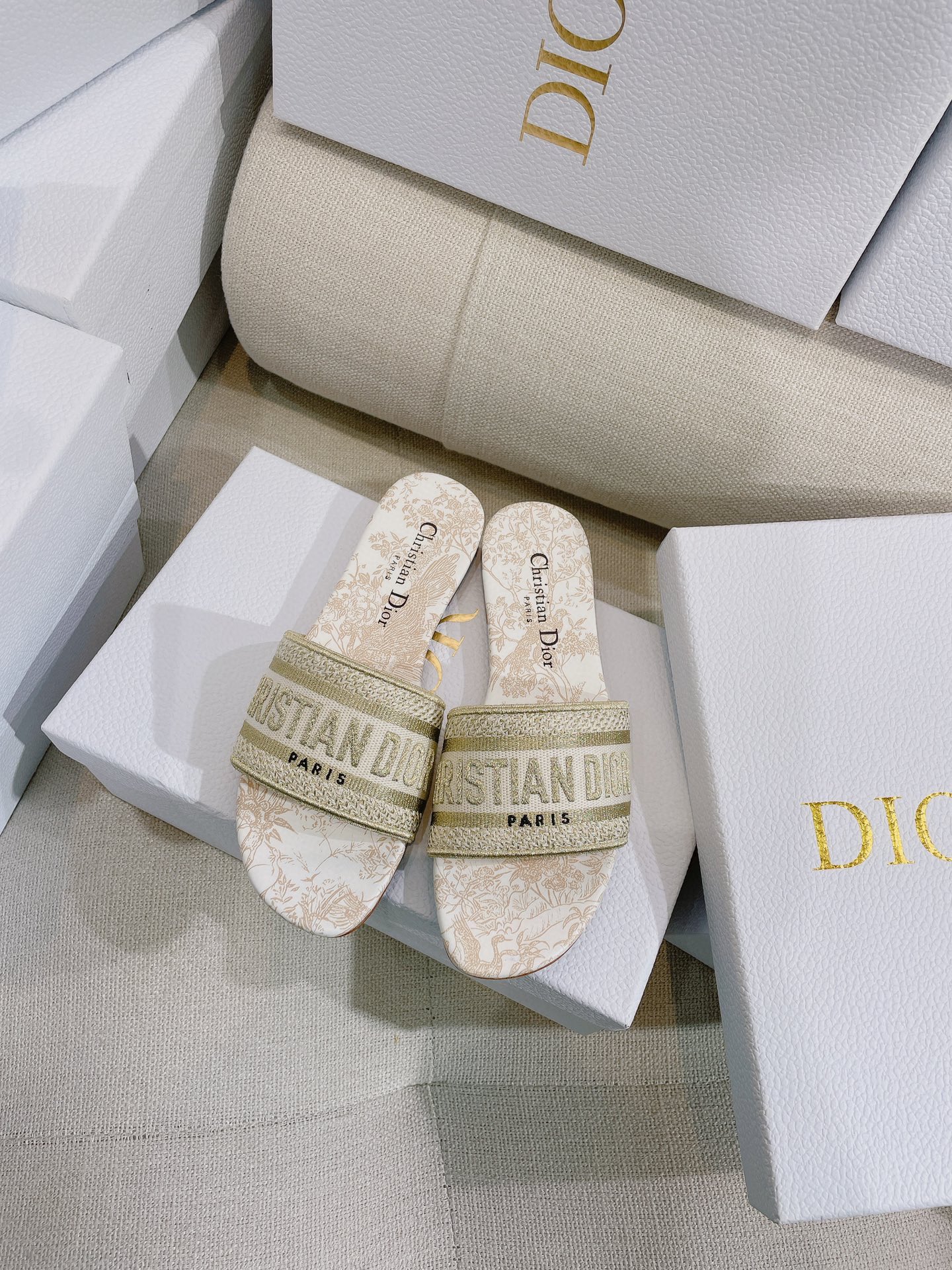 NO:264122,New CD D-way. Classic, fashionable and comfortable cotton embroidered sandals and slippers. The original version is the highest. ZP comparison and welcome to compare. This Dway cotton sandals are made of classic design and are decorated with Dior Jardind'Hiver pattern. This Dway cotton sandals are interpreted by poetic design. The upper is embroidered with CHRISTIAN DIOR PARIS logo metallic gloss line embroidered, which is recognizable. The shape is simple, easy to put on and take off, and dress up casual style. The leather fixed sole is made in Italy, engraved with Christian Dior's lucky star symbol. The upper is cotton-embedded upper, inner cowhide inner, leather outsole, size 35-39 (40 sizes can be customized without return and exchange) Multi-color Heel high flat sole/heel high Heel with CD box full set of high-end packaging Flat bottom  high heels, slippers, dior, sandals, slippers, cowhide, Leather soles19860909上新CD D-way .经典时尚舒适棉质刺绣凉鞋拖鞋  原单最高版本,ZP对比做货欢迎任意对比  这款Dway棉质凉拖采用经典设计,饰以Dior Jardind'Hiver图案,以充满诗意的设计演绎Dior先生的挂毯.鞋面饰以CHRISTIAN DIOR PARIS标志金属光泽线刺绣,富有辨识度.造型简约,方便穿脱,扮靓休闲型格.意大利制作真皮定型鞋底,镌刻Christian Dior的幸运星符号.  鞋面棉质刺绣鞋面 内里牛皮内里 鞋底真皮大底  码数35-39码（40码可定制不退换）  颜色多色  跟高平底/跟高  配CD盒子全套高端包装  平底 高跟,拖鞋,dior,sandals,slippers,cowhide,Leather soles,Women's Shoes