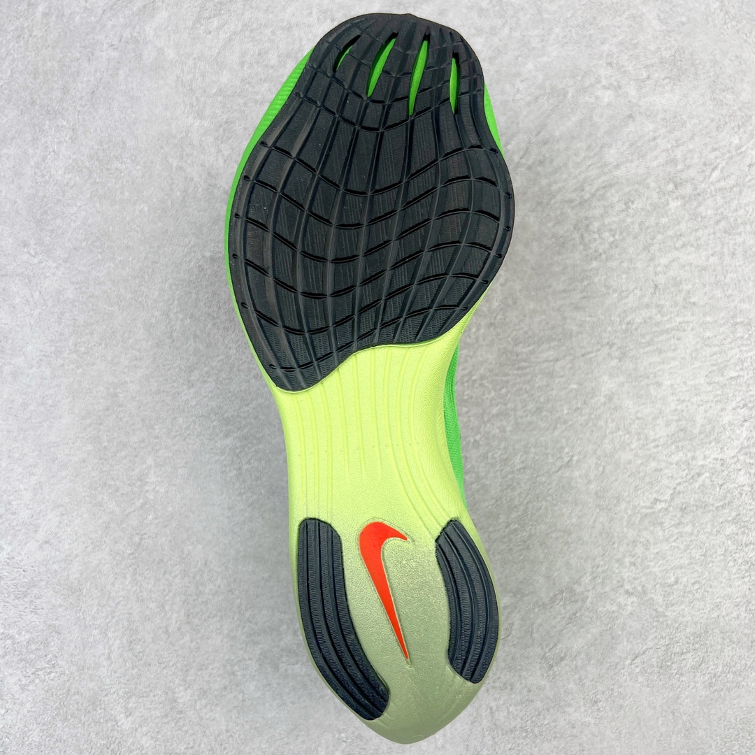 图片[7]-＃纯原福利 NK ZoomX Vaporfly Next% 马拉松一代跑鞋 鞋面使用了全新 Vaporweave 科技 这种类似蝉翼的材质相比 Flyknit 更加轻薄透气 非对称的鞋带系统和泡棉护垫的加入令舒适度更高 鞋头辅以超大的 Swoosh 点缀 再配上流线型外观设计 时尚感十足 尺码：36 36.5 37.5 38 38.5 39 40 40.5 41 42 42.5 43 44 44.5 45-选品中心