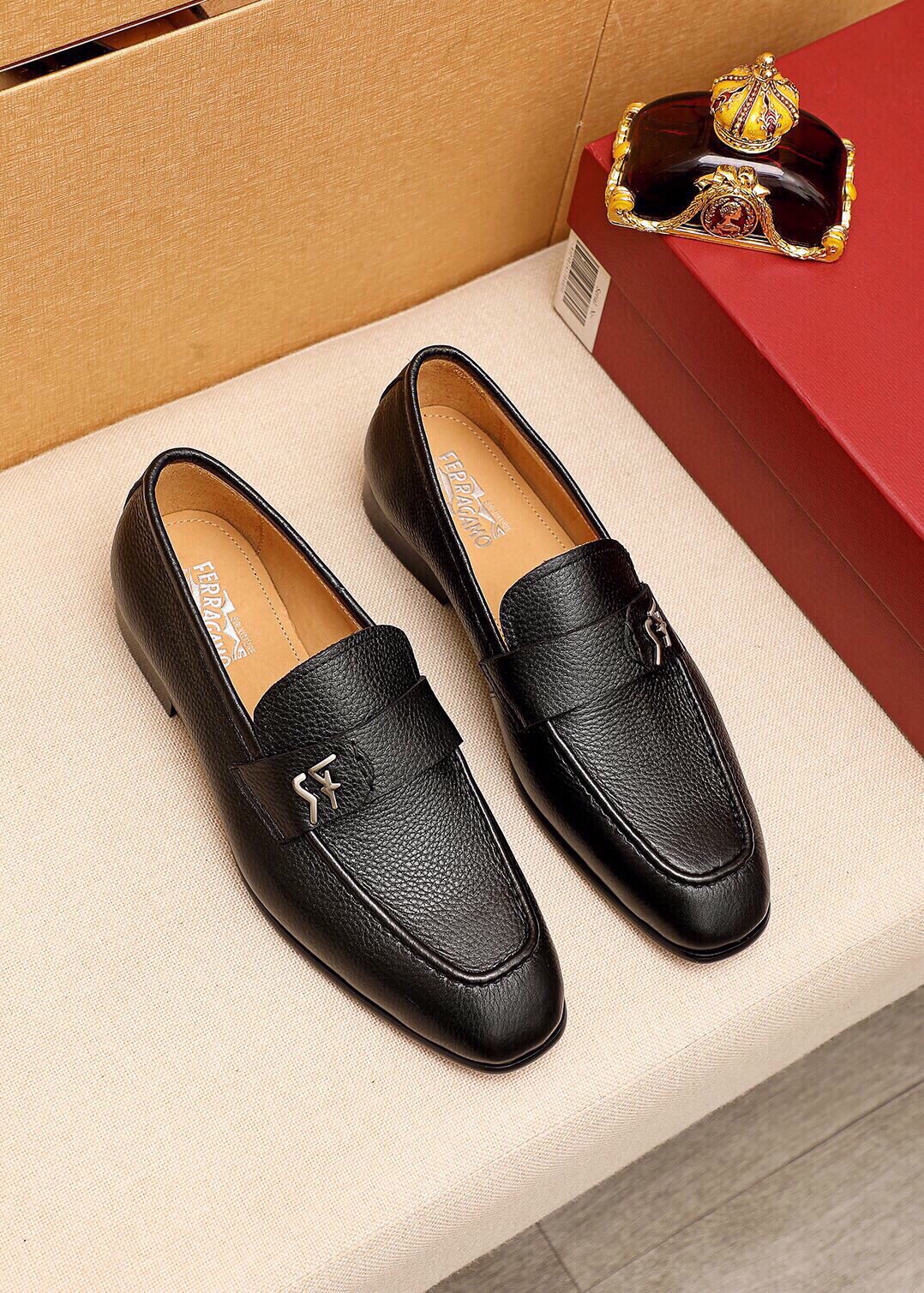 Shopping for top-quality Ferragamo hot items at the counter! 2⃣️0⃣️2⃣️3⃣️Men’s formal leather shoes!
