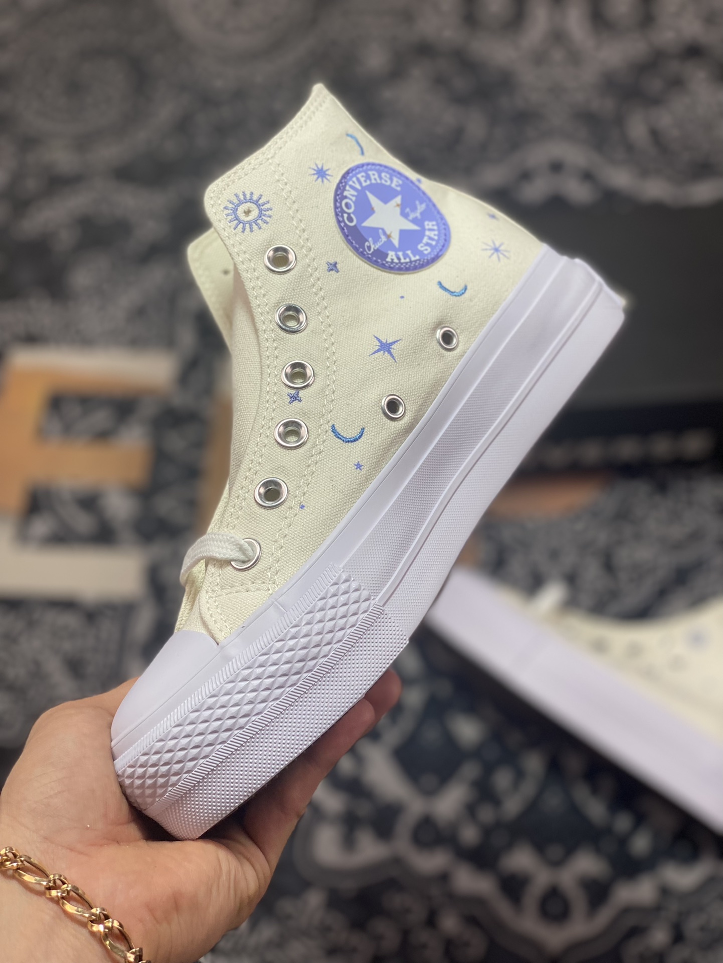 2023 Spring New Converse Chuck Taylor All Star Lift Thick-soled Heightening Shoes with Stars and Moon Embroidery A02895c