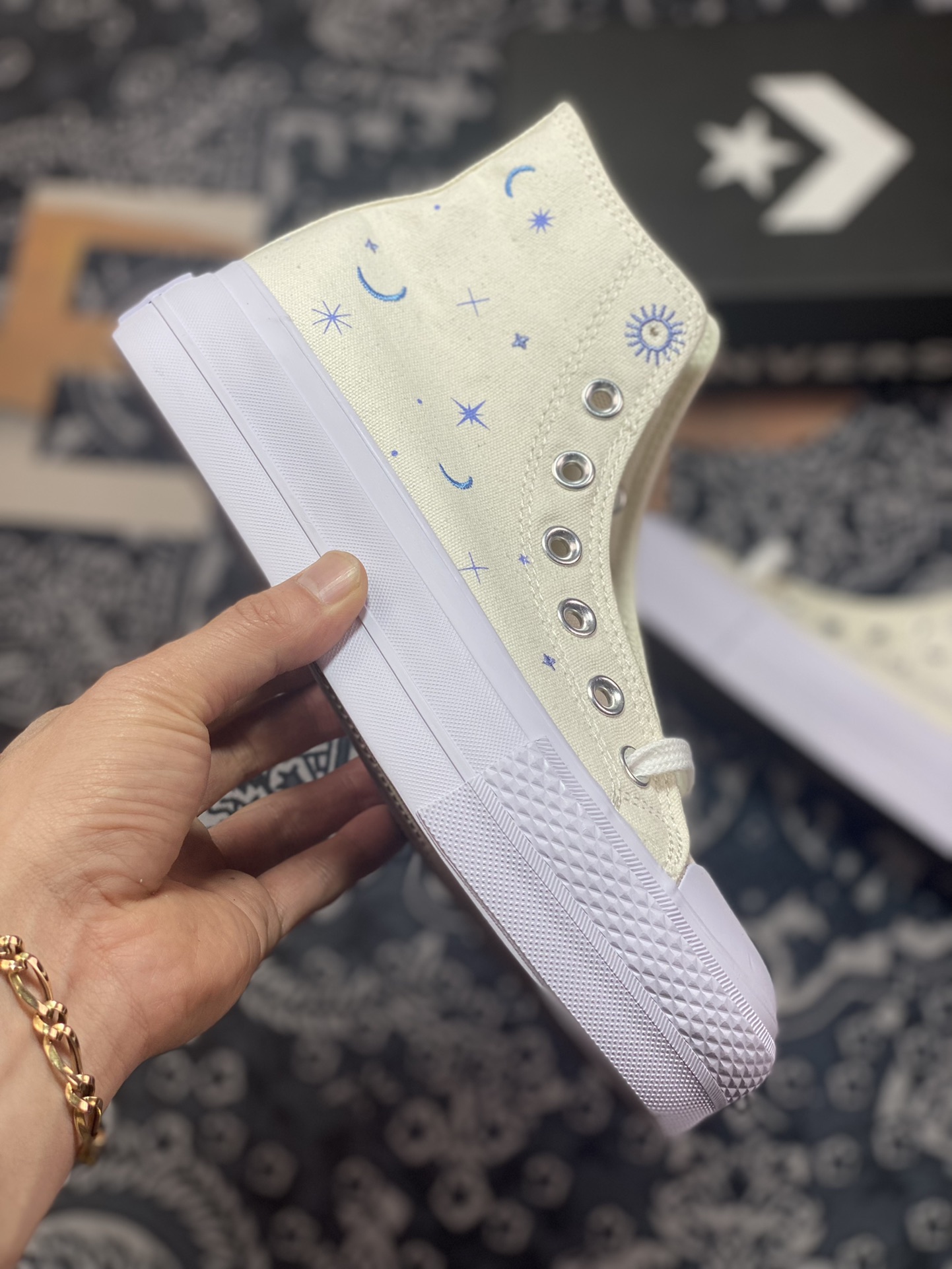 2023 Spring New Converse Chuck Taylor All Star Lift Thick-soled Heightening Shoes with Stars and Moon Embroidery A02895c