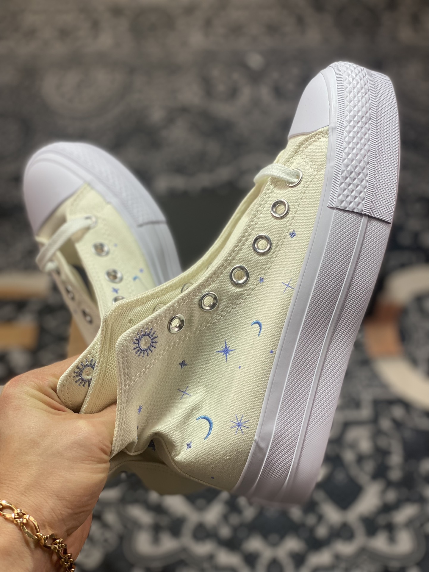 2023 Spring New Converse Chuck Taylor All Star Lift Thick-soled Heightening Shoes with Stars and Moon Embroidery A02895c