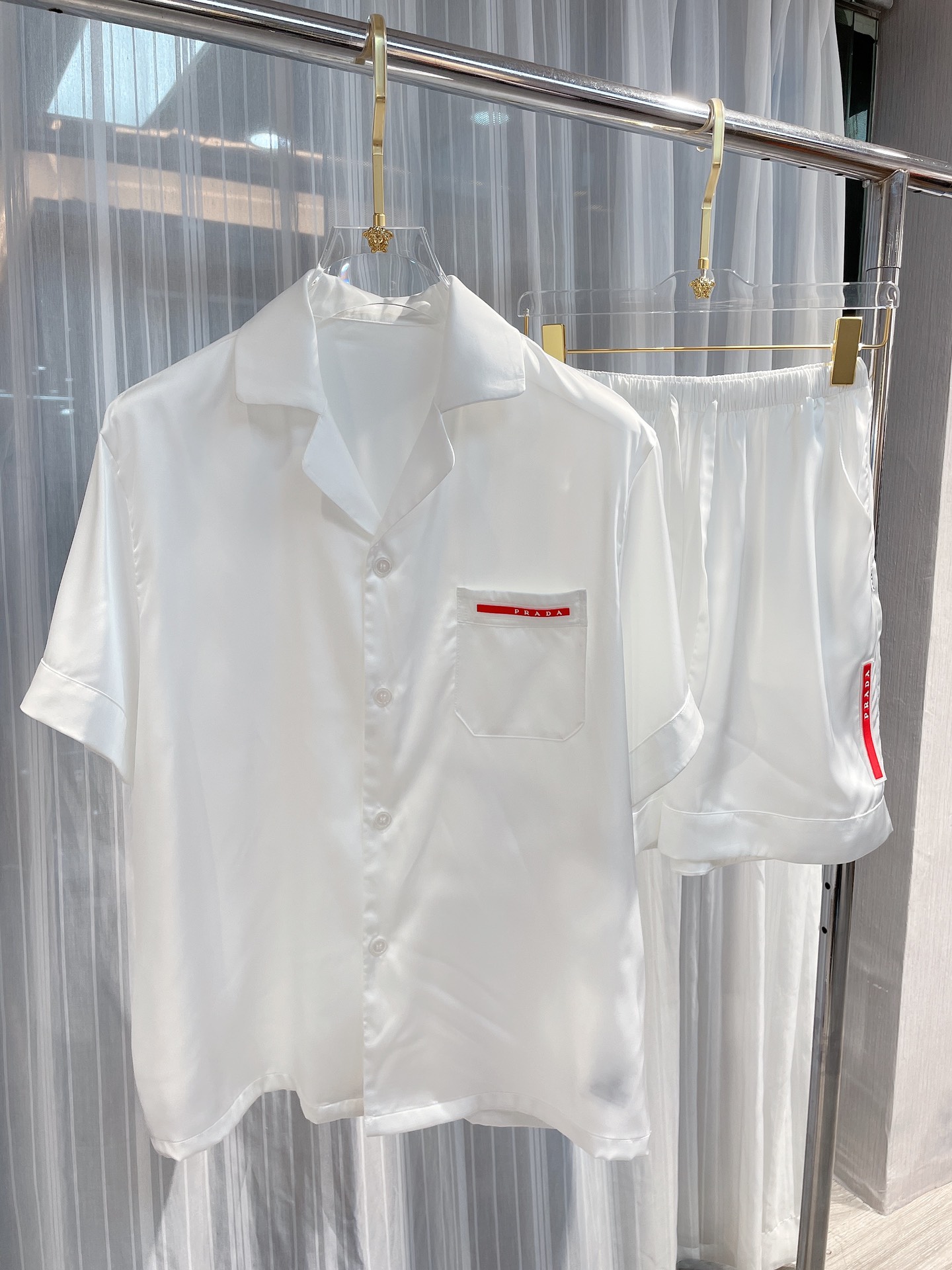 NO:142085,Paijia original innovative model is on the market, real-life shooting, Pujia hot high-end home clothing set, short-sleeved shorts, same style for men and women, using high-quality Korean silk fabric, comfortable upper body effect, size M-3XL (silk products should not be machine-washed, it is recommended to wash by hand or wash with laundry bag), prada, shorts, T-shirt, real silk, alexander wang19860909派家原创新款上市,实物拍摄,普家爆款高端家居服套装,短袖短裤 男女同款,采用高定韩国丝面料,上身效果舒适,尺码M—3XL（真丝产品切勿机洗,建议手洗或者洗衣袋洗）,,prada,shorts,T-shirt,real silk,alexander wang,Men's clothing