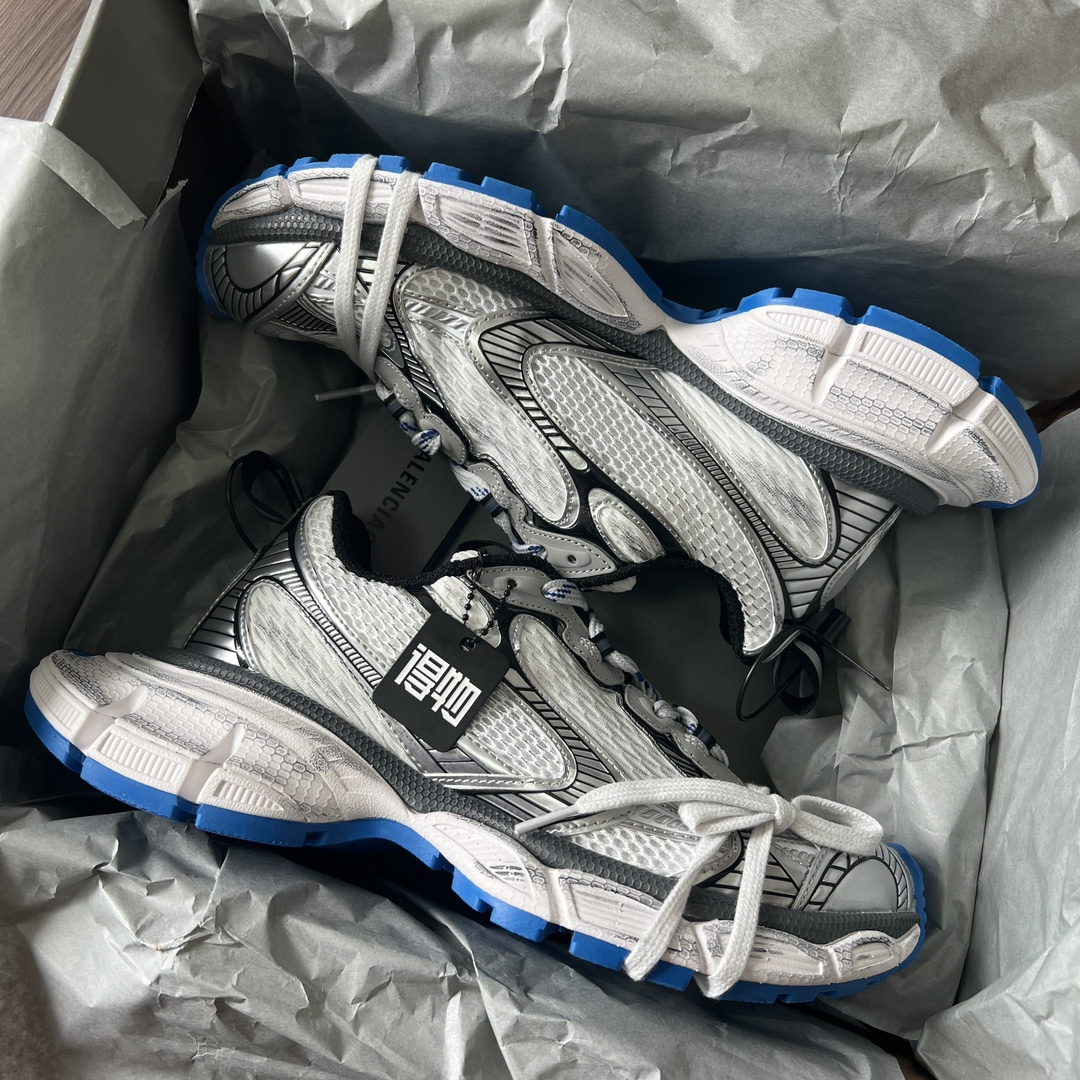 Balenciaga Balenciaga Phantom Sneaker 巴黎世家全新做旧十代白灰蓝潮流跑鞋 在延续 Track Trainer 户外轮廓和复杂鞋面结构的同时