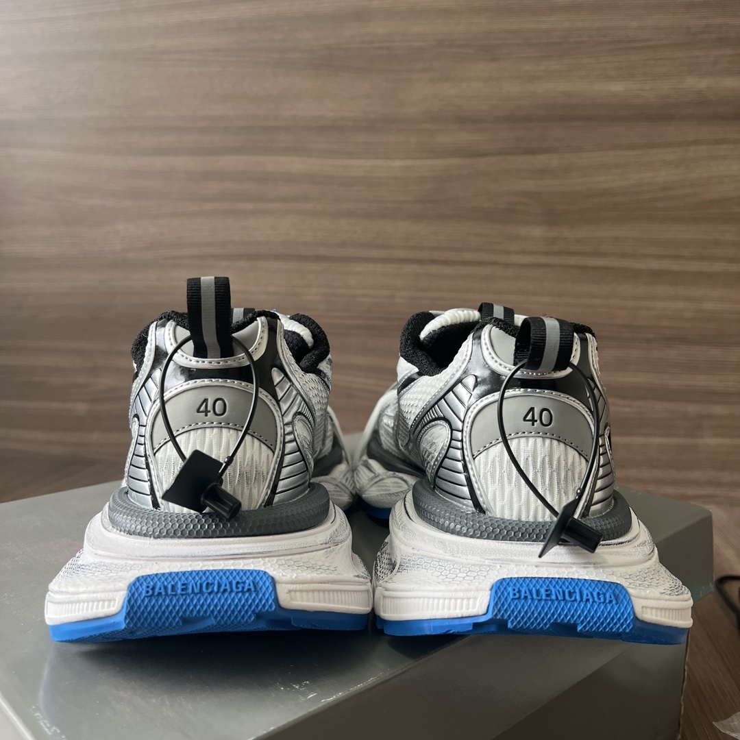 Balenciaga Balenciaga Phantom Sneaker 巴黎世家全新做旧十代白灰蓝潮流跑鞋 在延续 Track Trainer 户外轮廓和复杂鞋面结构的同时