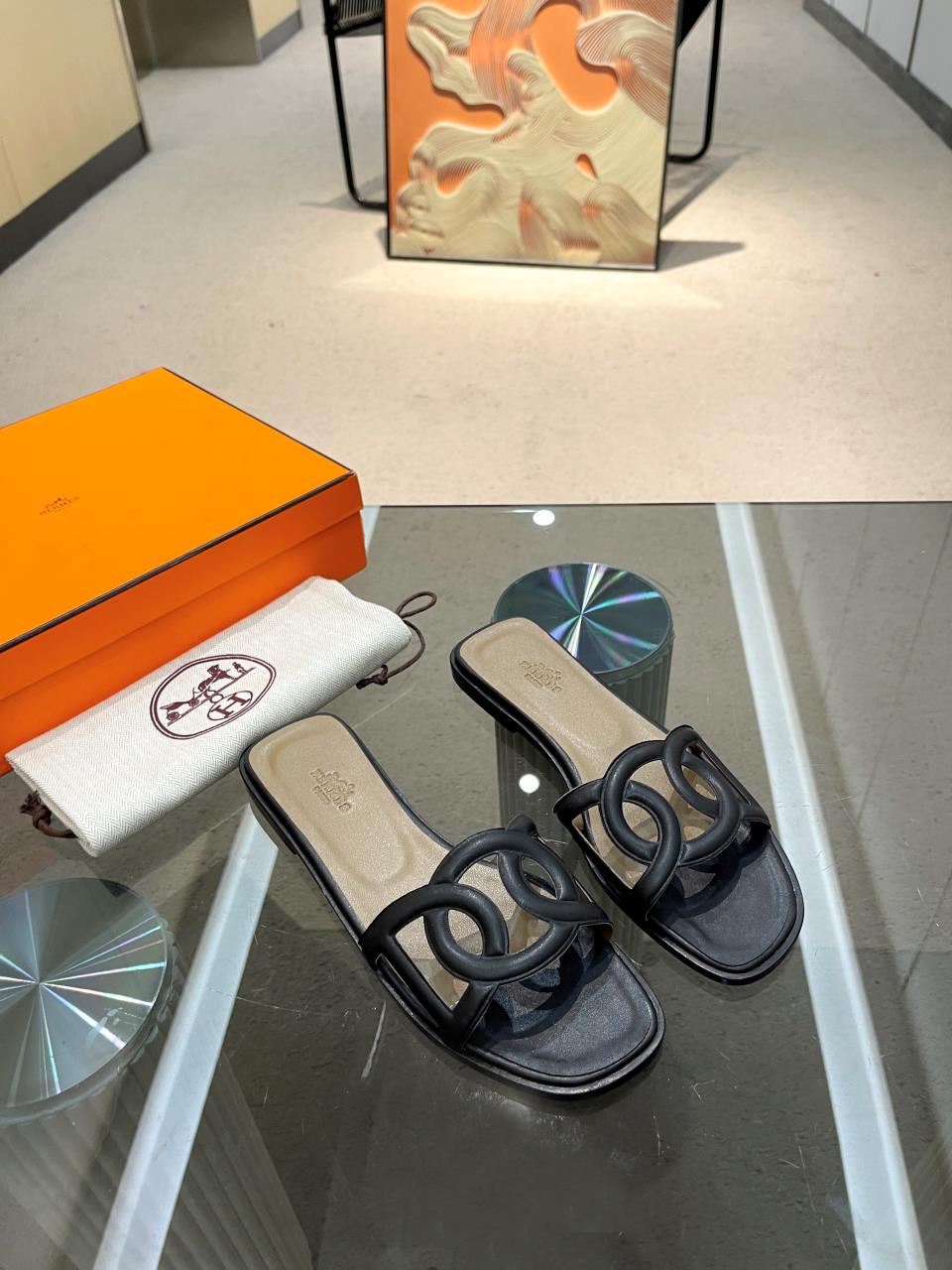 NO:405356,Hermes slippers, classic style that never goes out of date. Fabric imported cowhide, inner foot padding sheepskin, Italian genuine leather sole. Size 34-42 size '34 size 40.41.42 size not refundable or exchange', white, black, brown., slippers, hermes, slippers, cowhide, sheepskin, Leather soles19860909爱马仕拖鞋,经典永不过时之款.面料进口牛皮,内里垫脚羊皮里,意大利真皮大底.码数34―42码《34码40.41.42码不退不换》,白色、黑色、棕色.,拖鞋,hermes,slippers,cowhide,sheepskin,Leather soles,Women's Shoes