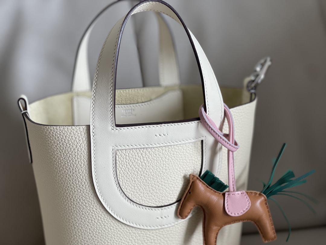 Hermès Classic H home and outdoor calfskin bucket bag New arrival in stock / Nata cream white in the loop pig nose vegetable basket 18cm tc leath