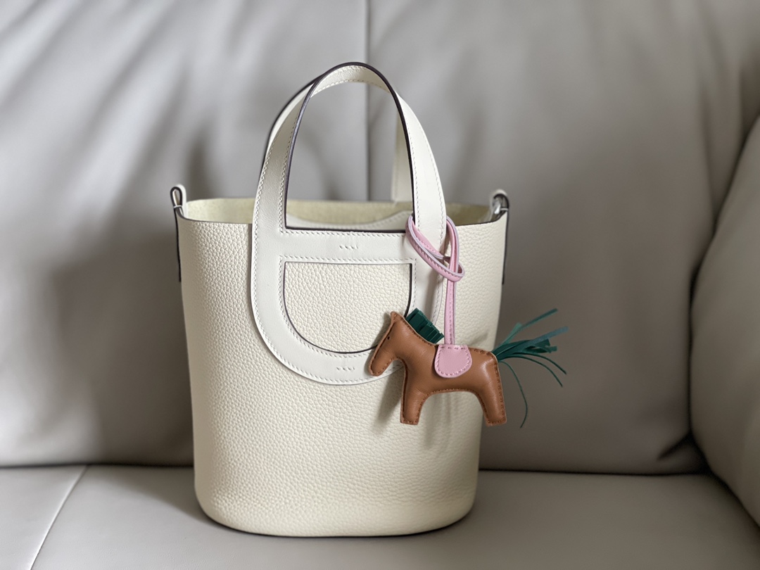 Hermès Classic H home and outdoor calfskin bucket bag New arrival in stock / Nata cream white in the loop pig nose vegetable basket 18cm tc leath