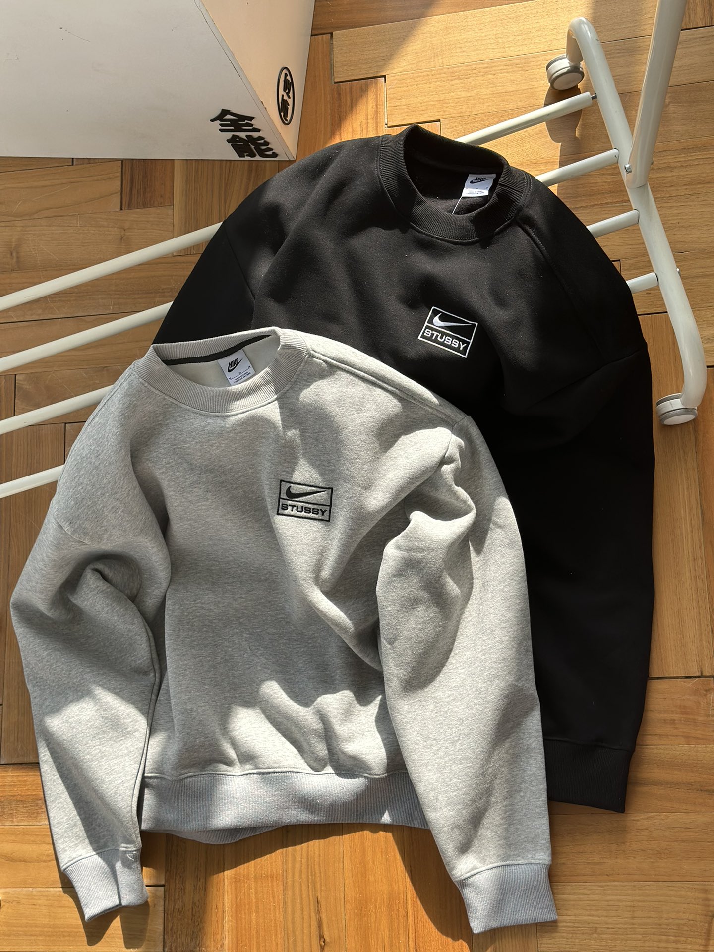 供💰110 方框款圆领 🇷🇺Nike x Stussy 联名 方框款 SS23 纯色Logo字母刺绣 拉绒圆领卫衣🇷🇺
黑色 灰色
S~XL 偏大一码
同款连帽 卫裤在售
🌘毒热度爆款,vibe风格搭配神器,380克全棉双纱抓绒面料子,亲肤舒适,垂坠有型
🌘联名刺绣logo,全套三标辅料
尺码表:
偏大一码 妹子穿s穿松
175 120穿s合适
S衣长65 胸围122 肩宽58
M衣长67 胸围126肩宽59
L衣长69 胸围130肩宽60
XL衣长71 胸围134肩宽61