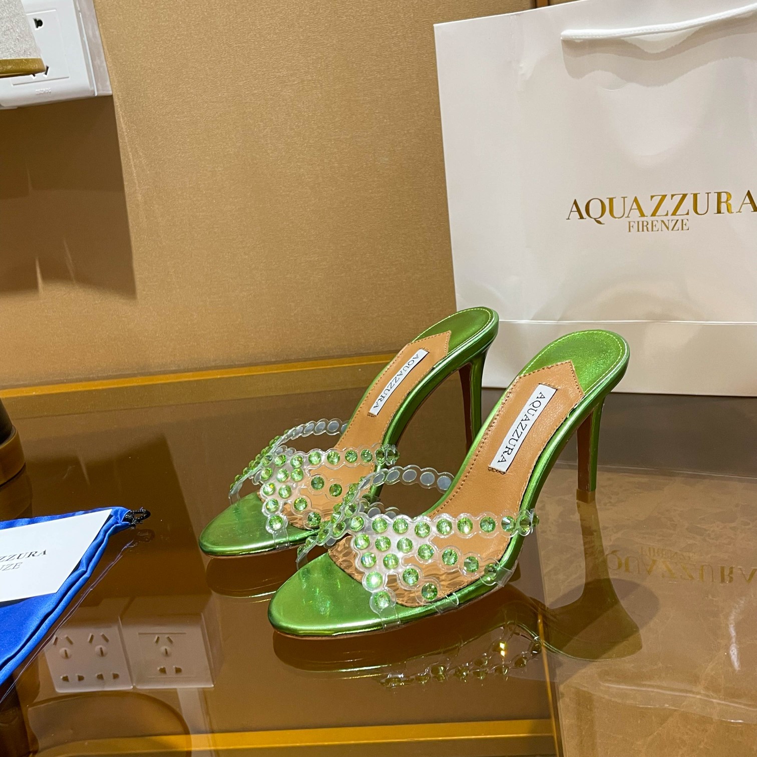 NO:787116,[Aquazzura] 2025 new slippers, classic version upgraded, purchasing quality!  !  !  Original development!  !  !  This pair of Swarovski rhinestone strips paired with 7.5 low-heeled slippers is simply my favorite. The 7.5 low heel provides stable support and is extremely comfortable when walking. The rhinestones are dazzling, like a dazzling galaxy. The height of the low heel is just right, maintaining elegance without tiring the feet. Put it on, every step seems to shine, and your mood will brighten. 2506-1 _______________________ * Full package. *  Upper original custom fabric * Lining sheepskin * Sole Italian leather outsole * Heel height 7.5cm * Size: 35-43 (40 41 42 43 customized non-refundable) *, high heels, high heels, slippers, sheepskin, Leather soles19860909【Aquazzura】2025新款拖鞋  经典版升级 代购品质！！！ 原版开发！！！ 这双施华洛奇水钻条面搭配7.5低跟拖鞋,简直是我的心头挚爱.7.5低跟给予稳定的支撑,行走间舒适无比.水钻面璀璨夺目,好似璀璨星河.低跟的高度恰到好处,既保持了优雅又不累脚.穿上它,每一步都仿佛在闪耀着光芒,心情也跟着明亮起来.2506-1 _____________________________ * 全套包装. * 鞋面原版定制面料 * 衬里 羊皮 * 鞋底 意大利真皮大底 * 跟高 7.5cm * 码数: 35－43（40 41 42 43定做不退换） *,高跟鞋,high heels,slippers,sheepskin,Leather soles,Women's Shoes