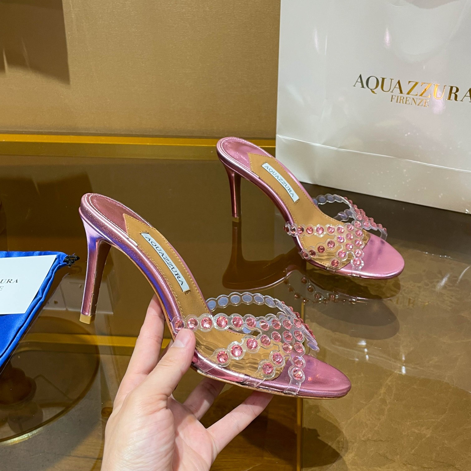 NO:922840,[Aquazzura] 2025 new slippers, classic version upgraded, purchasing quality!  !  !  Original development!  !  !  This pair of Swarovski rhinestone strips paired with 7.5 low-heeled slippers is simply my favorite. The 7.5 low heel provides stable support and is extremely comfortable when walking. The rhinestones are dazzling, like a dazzling galaxy. The height of the low heel is just right, maintaining elegance without tiring the feet. Put it on, every step seems to shine, and your mood will brighten. 2506-1 _______________________ * Full package. *  Upper original custom fabric * Lining sheepskin * Sole Italian leather outsole * Heel height 7.5cm * Size: 35-43 (40 41 42 43 customized non-returnable) *281, high heels, slippers, high heels, slippers, sheepskin, Leather soles19860909【Aquazzura】2025新款拖鞋  经典版升级 代购品质！！！ 原版开发！！！ 这双施华洛奇水钻条面搭配7.5低跟拖鞋,简直是我的心头挚爱.7.5低跟给予稳定的支撑,行走间舒适无比.水钻面璀璨夺目,好似璀璨星河.低跟的高度恰到好处,既保持了优雅又不累脚.穿上它,每一步都仿佛在闪耀着光芒,心情也跟着明亮起来.2506-1 _____________________________ * 全套包装. * 鞋面原版定制面料 * 衬里 羊皮 * 鞋底 意大利真皮大底 * 跟高 7.5cm * 码数: 35－43（40 41 42 43定做不退换） *281,高跟鞋拖鞋,high heels,slippers,sheepskin,Leather soles,Women's Shoes