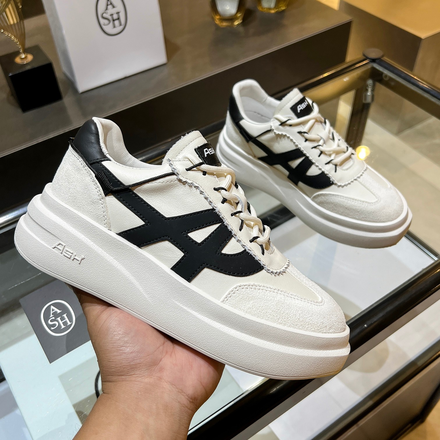 NO:559745,New ASH celebrity style [celebration] casual series, simple design of punched and breathable shoe body, with light rebound and increased sole. Fabric first layer of cowhide + sheepskin, sole rubber outsole, sole height 3cm, lining sheepskin, women's size 35-40 (40 customized) ^_^, casual shoes/sports shoes, sneakers, cowhide, sheepskin19860909上新ASH 明星同款[庆祝]休闲系列,简约设计的冲孔透气鞋身,搭配轻盈回弹增高鞋底.面料头层牛皮+羊皮 鞋底橡胶大底 底高3cm 内里羊皮 码数女款35-40（40定制） ^_^,休闲鞋/运动鞋,sneakers,cowhide,sheepskin,Women's Shoes