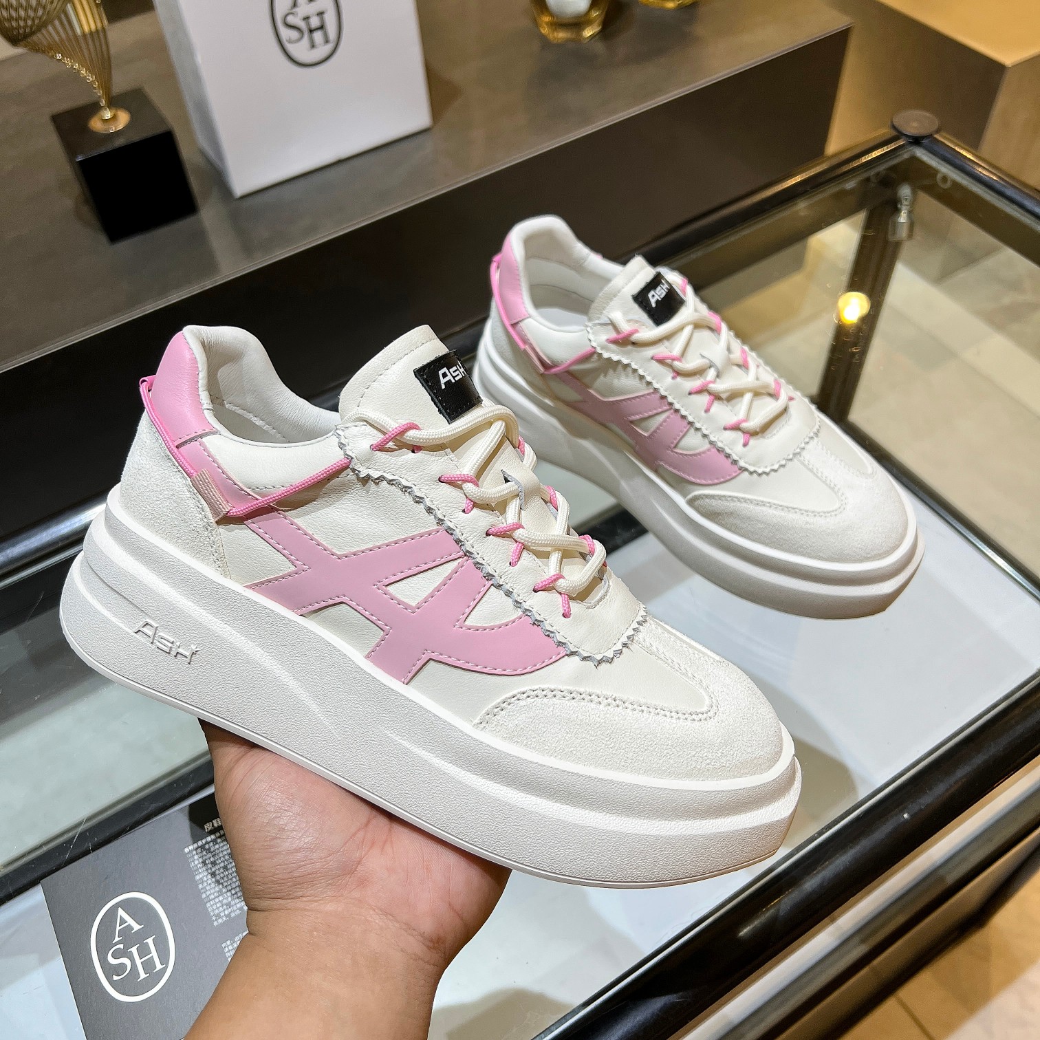 NO:559747,New ASH celebrity style [celebration] casual series, simple design of punched and breathable shoe body, with light rebound and increased sole. Fabric first layer of cowhide + sheepskin, sole rubber outsole, sole height 3cm, lining sheepskin, women's size 35-40 (40 customized) ^_^, casual shoes/sports shoes, sneakers, cowhide, sheepskin19860909上新ASH 明星同款[庆祝]休闲系列,简约设计的冲孔透气鞋身,搭配轻盈回弹增高鞋底.面料头层牛皮+羊皮 鞋底橡胶大底 底高3cm 内里羊皮 码数女款35-40（40定制） ^_^,休闲鞋/运动鞋,sneakers,cowhide,sheepskin,Women's Shoes