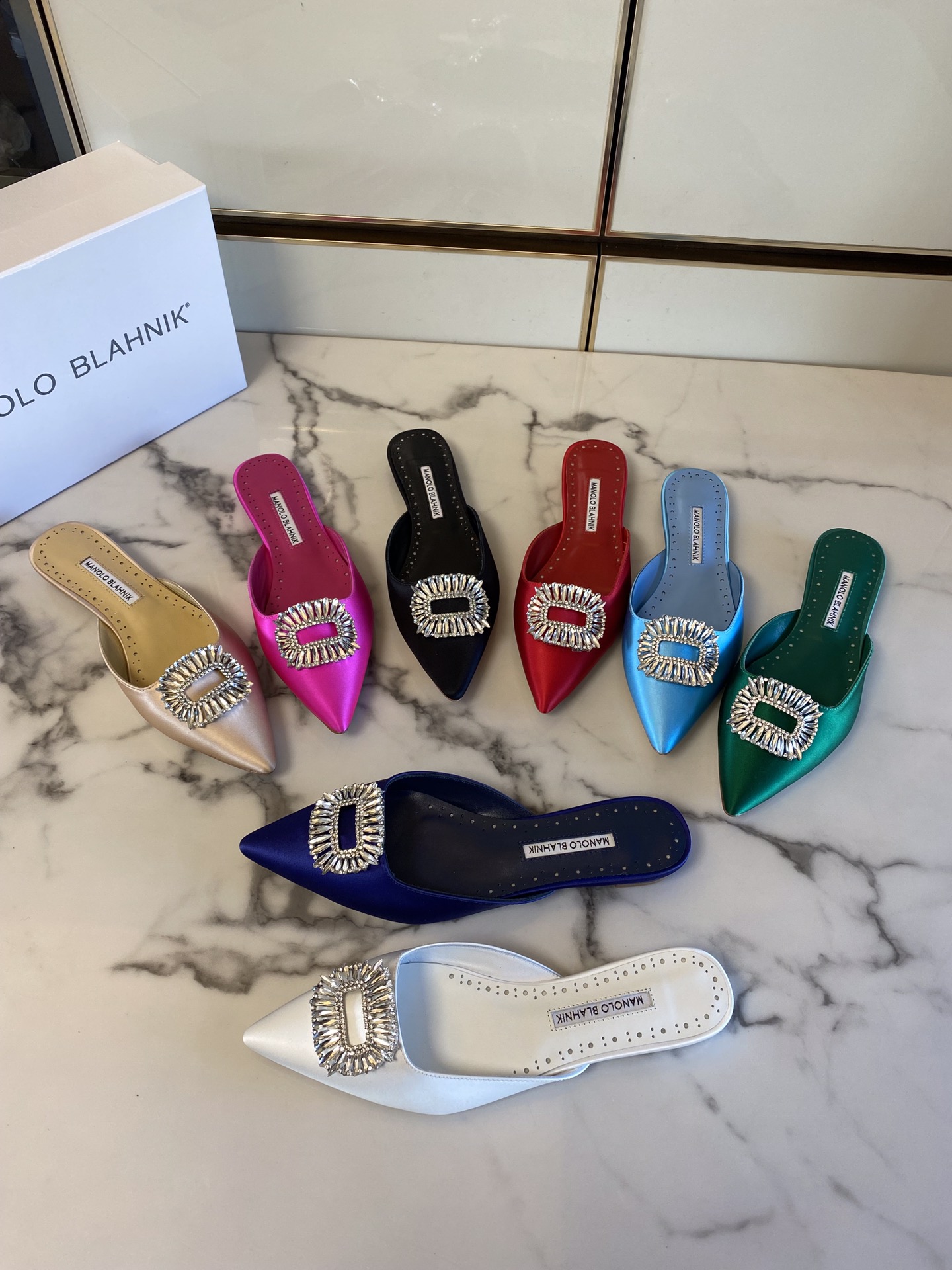 NO:787033,Manolo Blahnik classic model, mysterious and tempting silk fabric, super beautiful figure [hug][hug][hug] Swarovski rhinestone sheepskin feet, leather outsole, really good product [seduce][seduce][seduce] Heel height 1.5cm Code number: 34-43, Yuan, half drag, manolo blahnik, swarovski, sheepskin, real silk, Leather soles19860909Manolo Blahnik 经典款,神秘诱惑真丝面料、形体超美[拥抱][拥抱][拥抱]施华洛世奇水钻羊皮垫脚,真皮大底,真正好货 [勾引][勾引][勾引]跟高1.5cm 码数:34-43,元,半拖,manolo blahnik,swarovski,sheepskin,real silk,Leather soles,Women's Shoes
