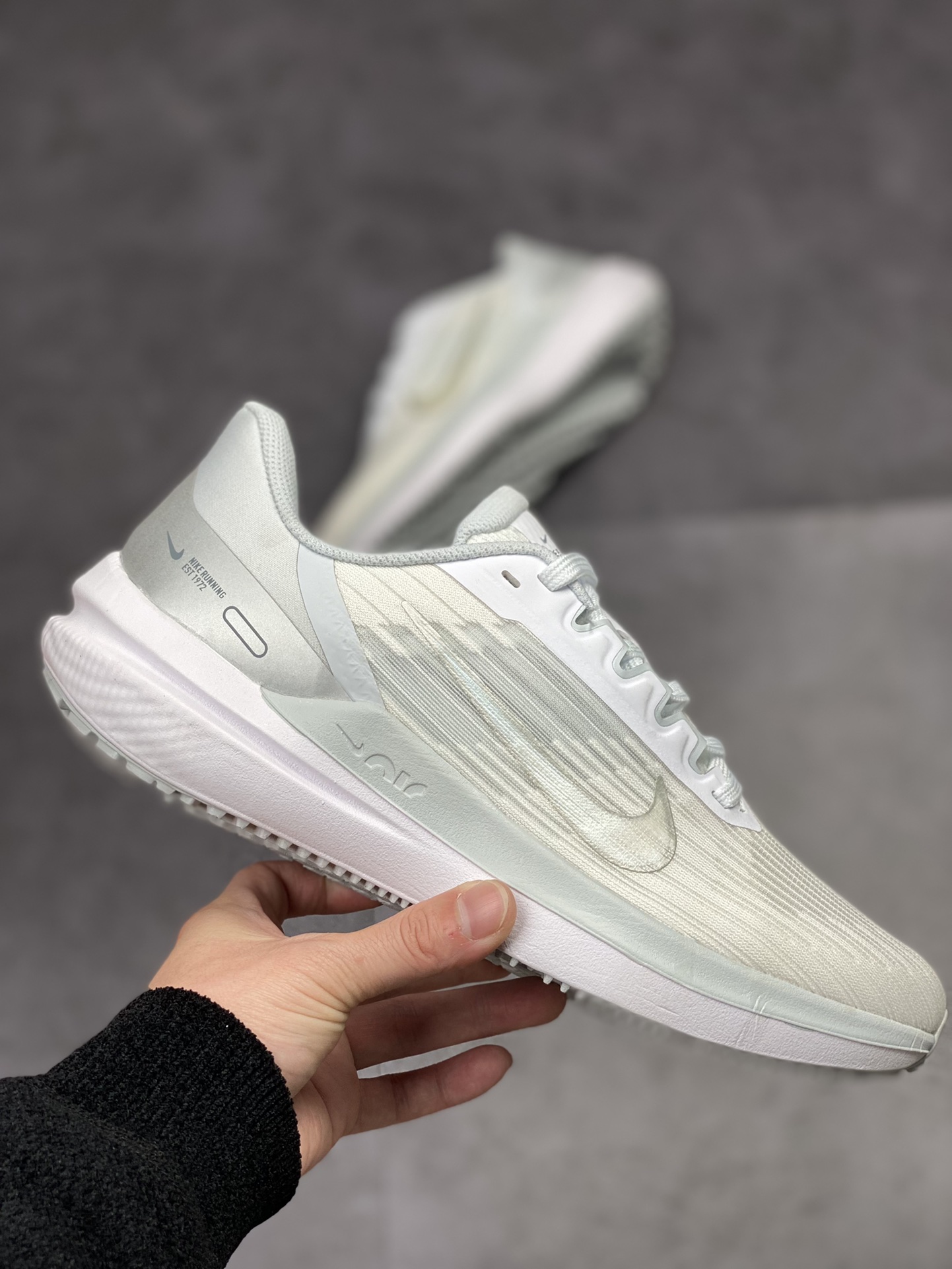 140 Nike Air Zoom Winflo 9代 白银 网透面气训跑练步鞋 DD8686-100