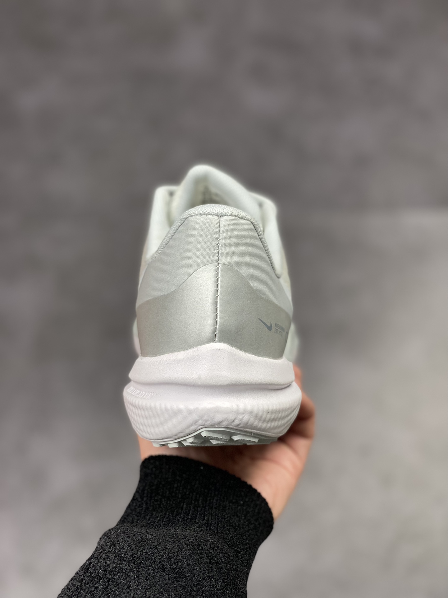 140 Nike Air Zoom Winflo 9代 白银 网透面气训跑练步鞋 DD8686-100