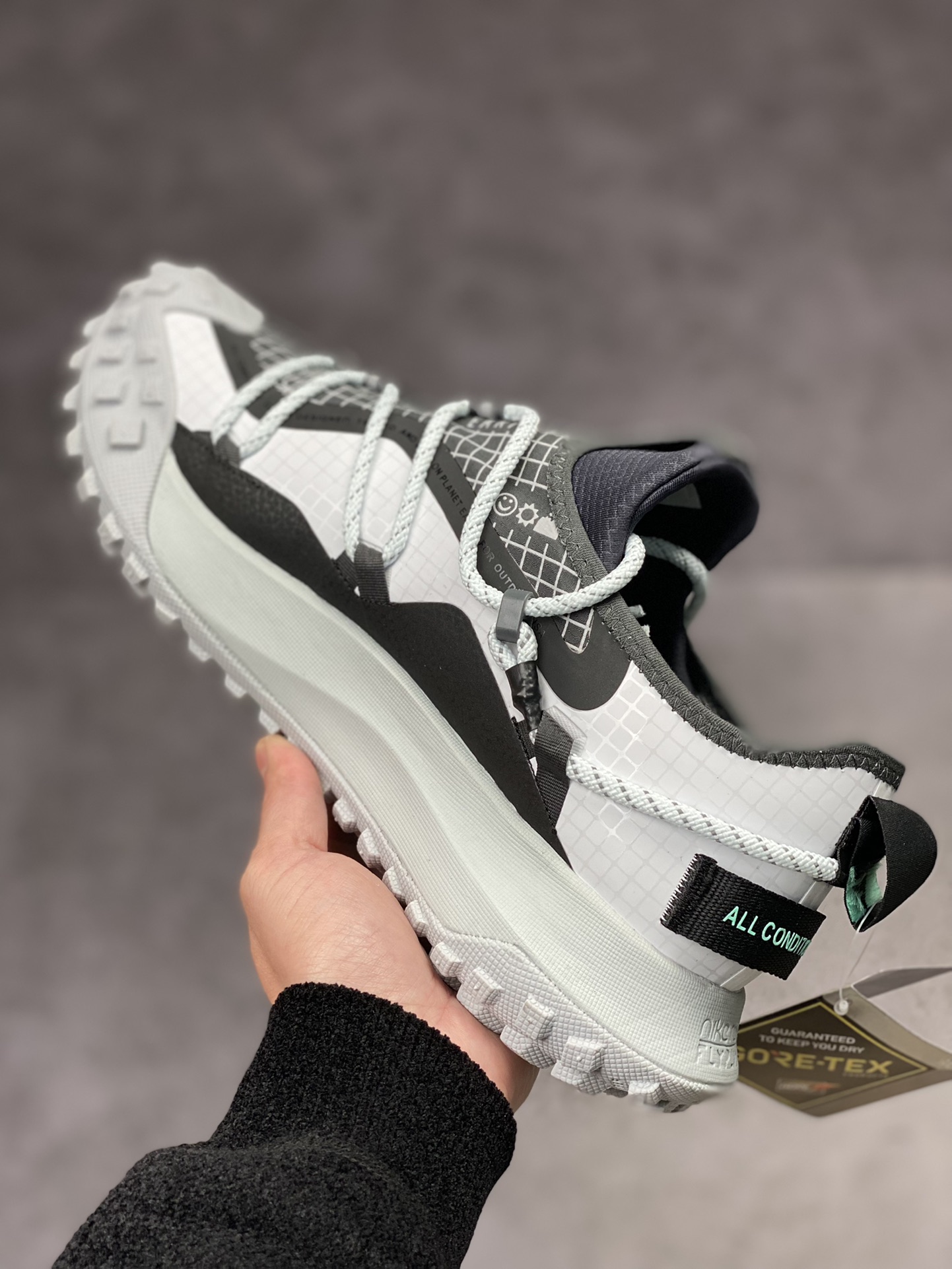 210 Nike ACG Mountain Fly Low GORE-TEX 户外登山运动鞋/白黑灰 DO9334-100