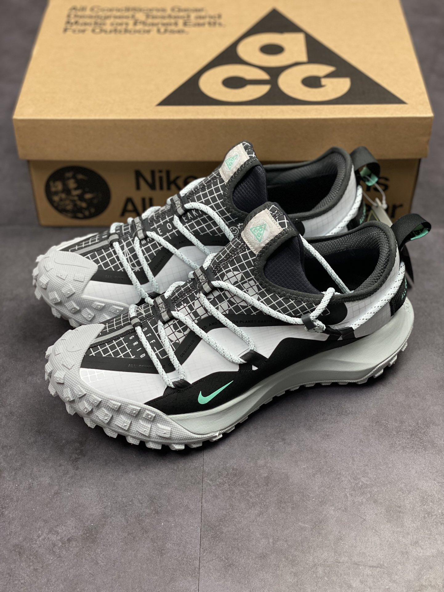 210 Nike ACG Mountain Fly Low GORE-TEX 户外登山运动鞋/白黑灰 DO9334-100