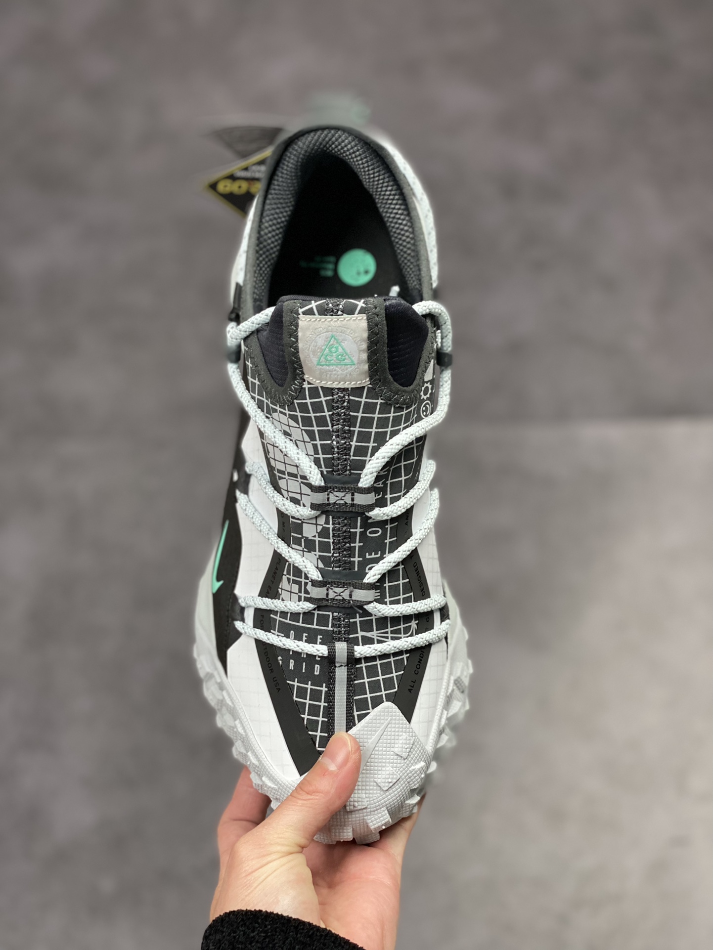 210 Nike ACG Mountain Fly Low GORE-TEX 户外登山运动鞋/白黑灰 DO9334-100