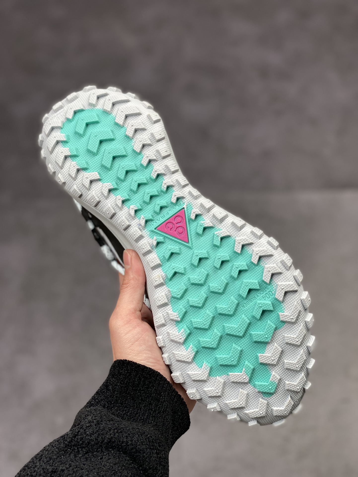 210 Nike ACG Mountain Fly Low GORE-TEX 户外登山运动鞋/白黑灰 DO9334-100