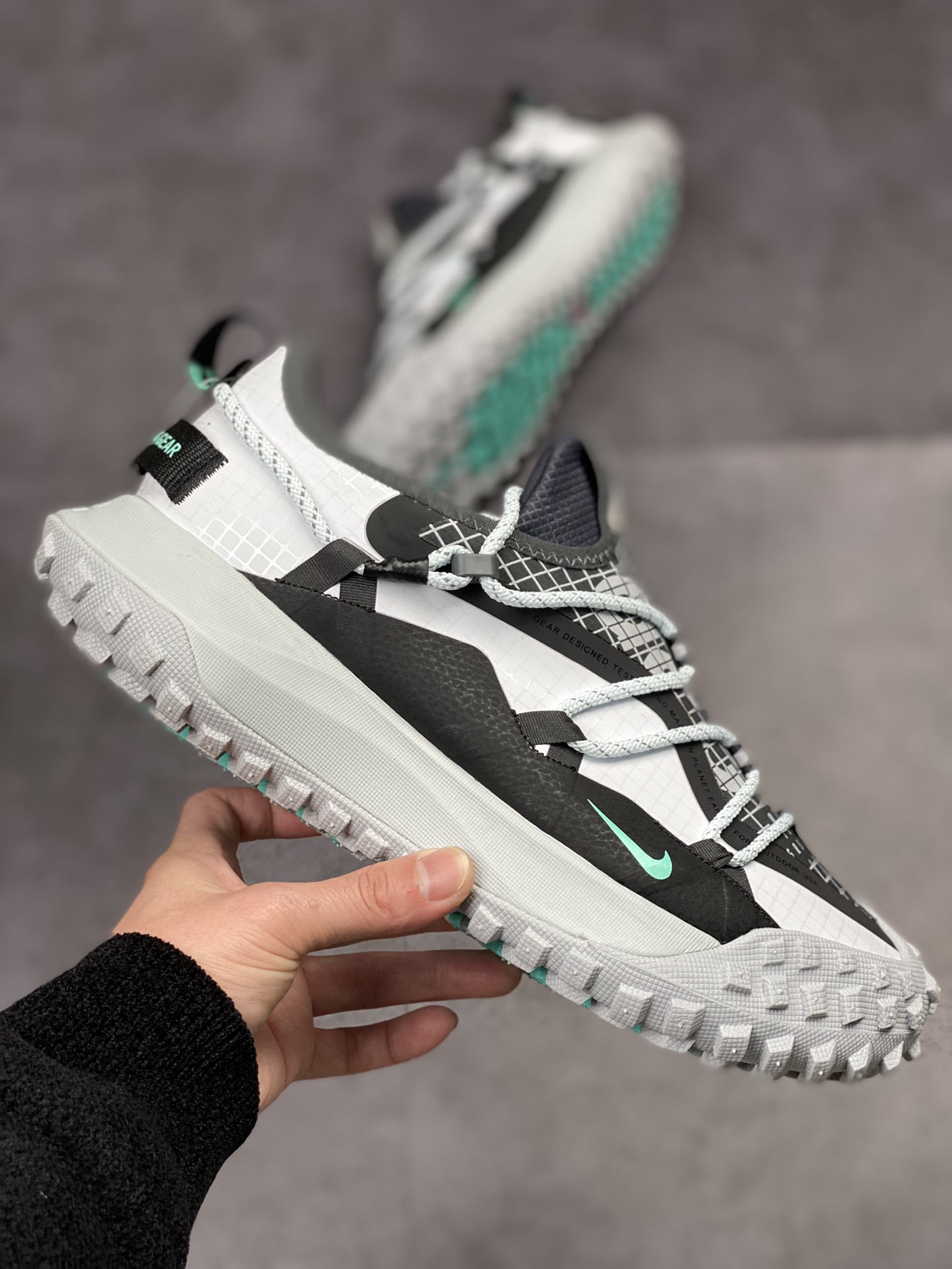 210 Nike ACG Mountain Fly Low GORE-TEX 户外登山运动鞋/白黑灰 DO9334-100