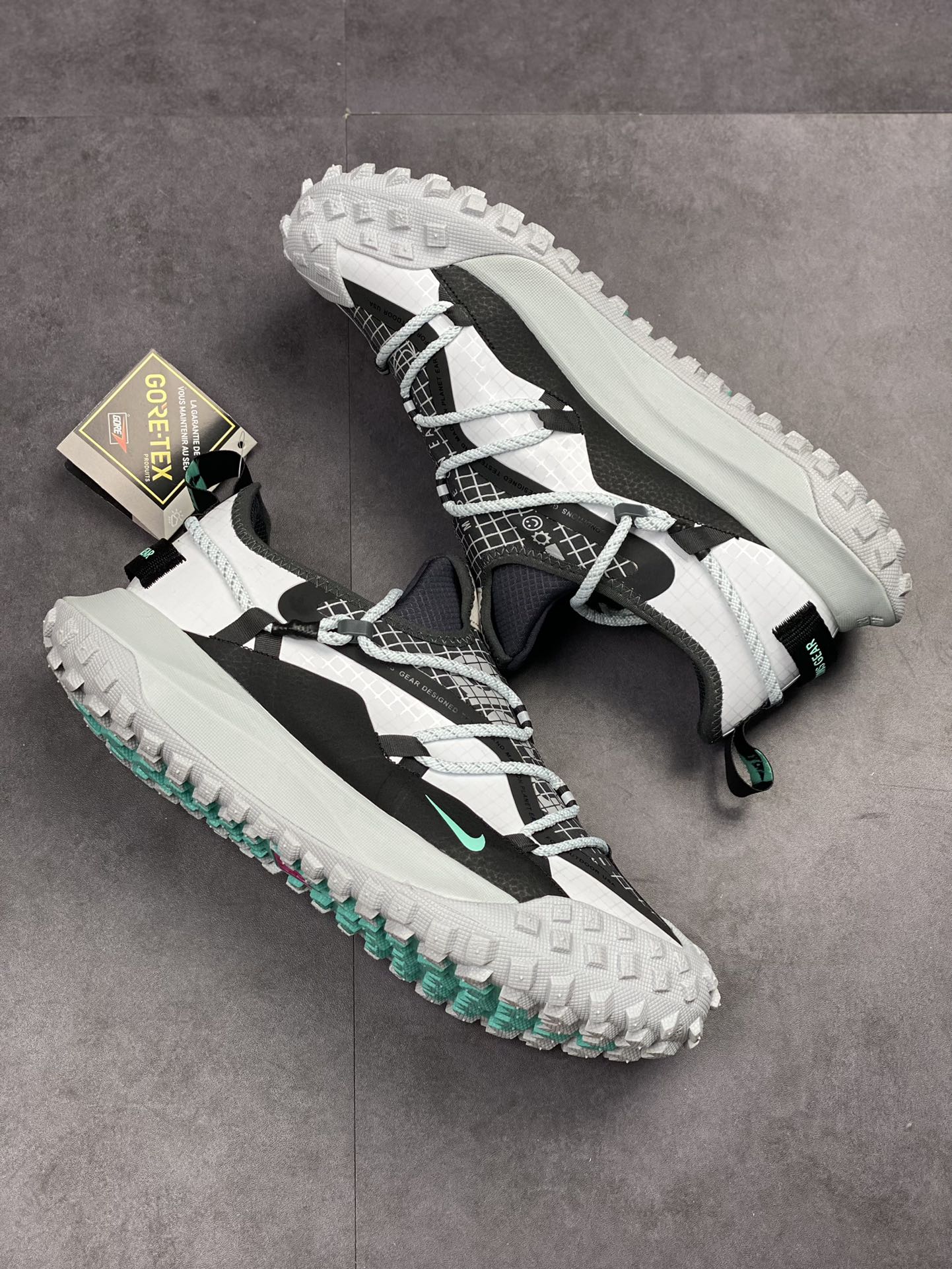 210 Nike ACG Mountain Fly Low GORE-TEX 户外登山运动鞋/白黑灰 DO9334-100