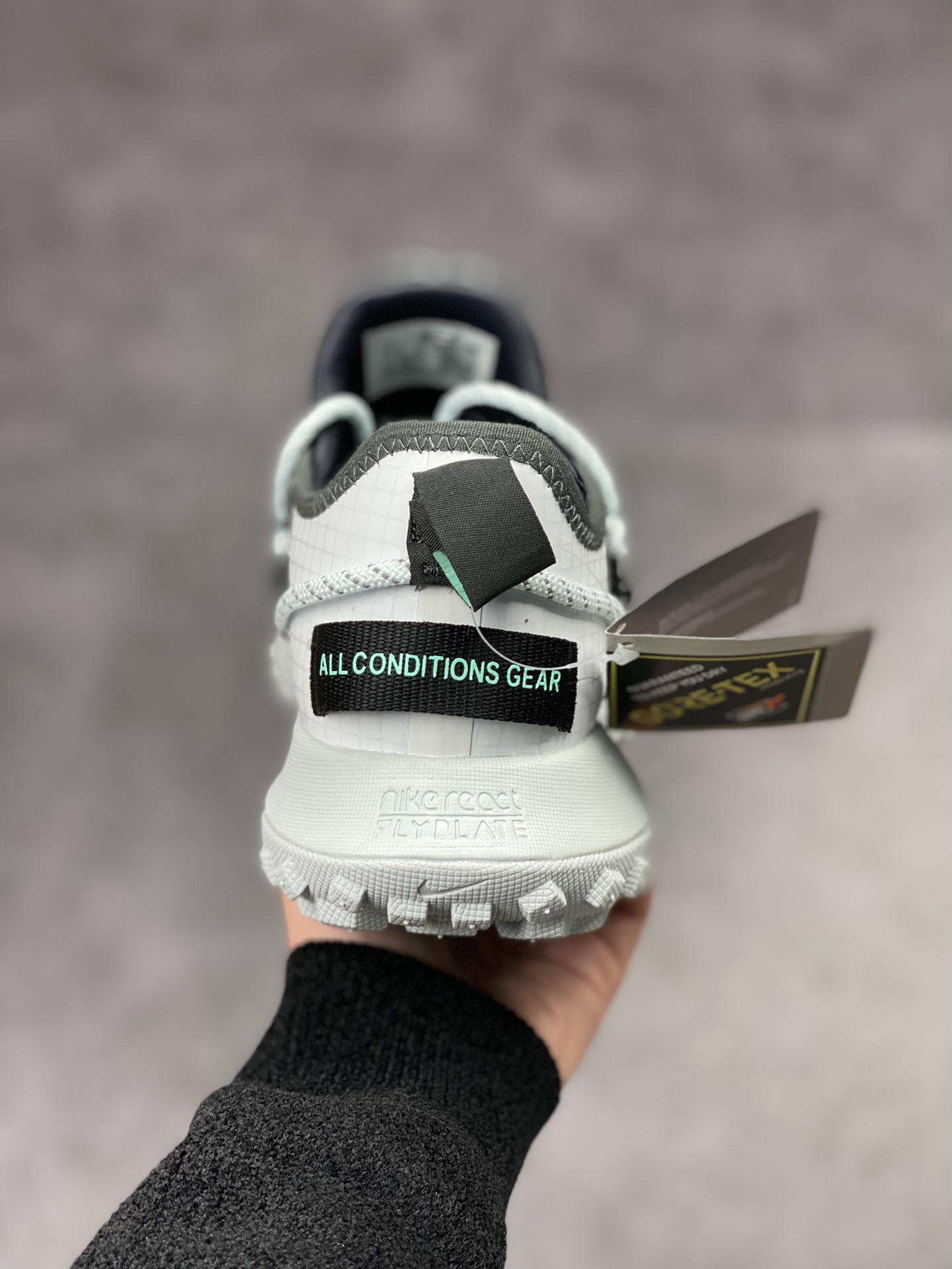 210 Nike ACG Mountain Fly Low GORE-TEX 户外登山运动鞋/白黑灰 DO9334-100