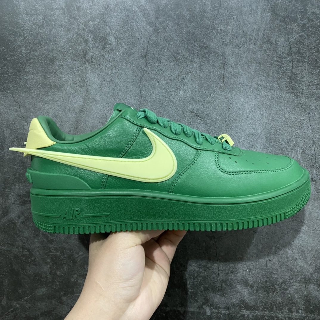 纯原AMBUSH x NK Air Force 1 Low空军一号低帮运动板鞋 联名大钩绿色 DV3464-300n 全套原原楦纸版 原厂Prime Asia贝利进口皮料加持 越南原大装底数据 私模大底最大开发至47.5 左右脚Logo不同 注意区分 全鞋电脑针车 工整有序 视觉效果满分 新版鞋撑改用纸团代替 原厂港宝加持完美还原灵魂版型 原盒原配从里到外百分百还原 所有细节均可匹配公司原版 发外贸可100%充正SIZE：36 36.5 37.5 38 38.5 39 40 40.5 41 42 42.5 43 44 44.5 45 46 47.5-莆田鞋批发中心