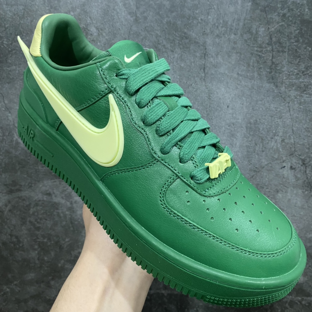 图片[3]-纯原AMBUSH x NK Air Force 1 Low空军一号低帮运动板鞋 联名大钩绿色 DV3464-300n 全套原原楦纸版 原厂Prime Asia贝利进口皮料加持 越南原大装底数据 私模大底最大开发至47.5 左右脚Logo不同 注意区分 全鞋电脑针车 工整有序 视觉效果满分 新版鞋撑改用纸团代替 原厂港宝加持完美还原灵魂版型 原盒原配从里到外百分百还原 所有细节均可匹配公司原版 发外贸可100%充正SIZE：36 36.5 37.5 38 38.5 39 40 40.5 41 42 42.5 43 44 44.5 45 46 47.5-莆田鞋批发中心