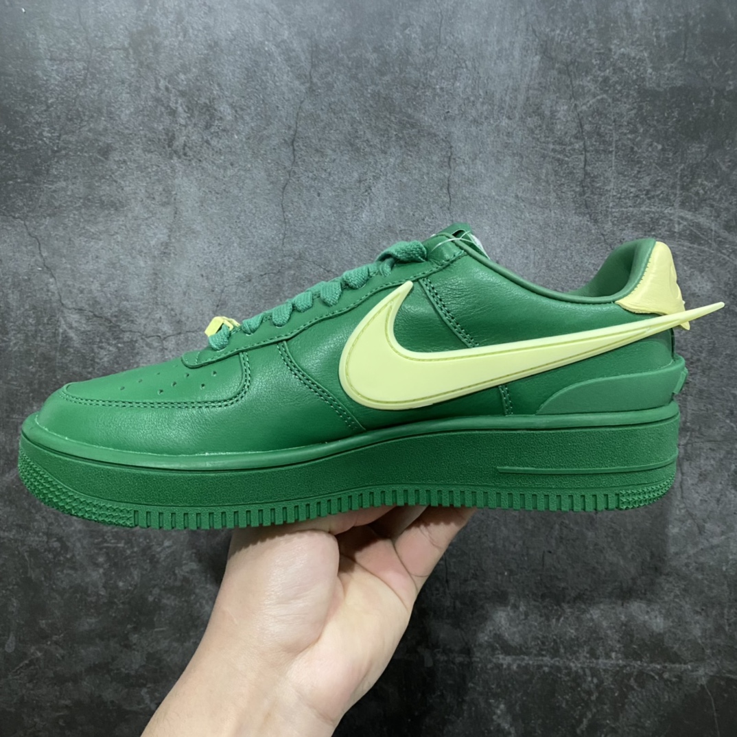 图片[2]-纯原AMBUSH x NK Air Force 1 Low空军一号低帮运动板鞋 联名大钩绿色 DV3464-300n 全套原原楦纸版 原厂Prime Asia贝利进口皮料加持 越南原大装底数据 私模大底最大开发至47.5 左右脚Logo不同 注意区分 全鞋电脑针车 工整有序 视觉效果满分 新版鞋撑改用纸团代替 原厂港宝加持完美还原灵魂版型 原盒原配从里到外百分百还原 所有细节均可匹配公司原版 发外贸可100%充正SIZE：36 36.5 37.5 38 38.5 39 40 40.5 41 42 42.5 43 44 44.5 45 46 47.5-莆田鞋批发中心