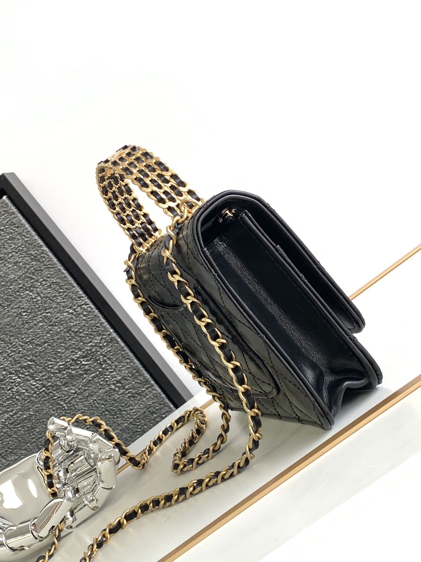 [Chanel Women