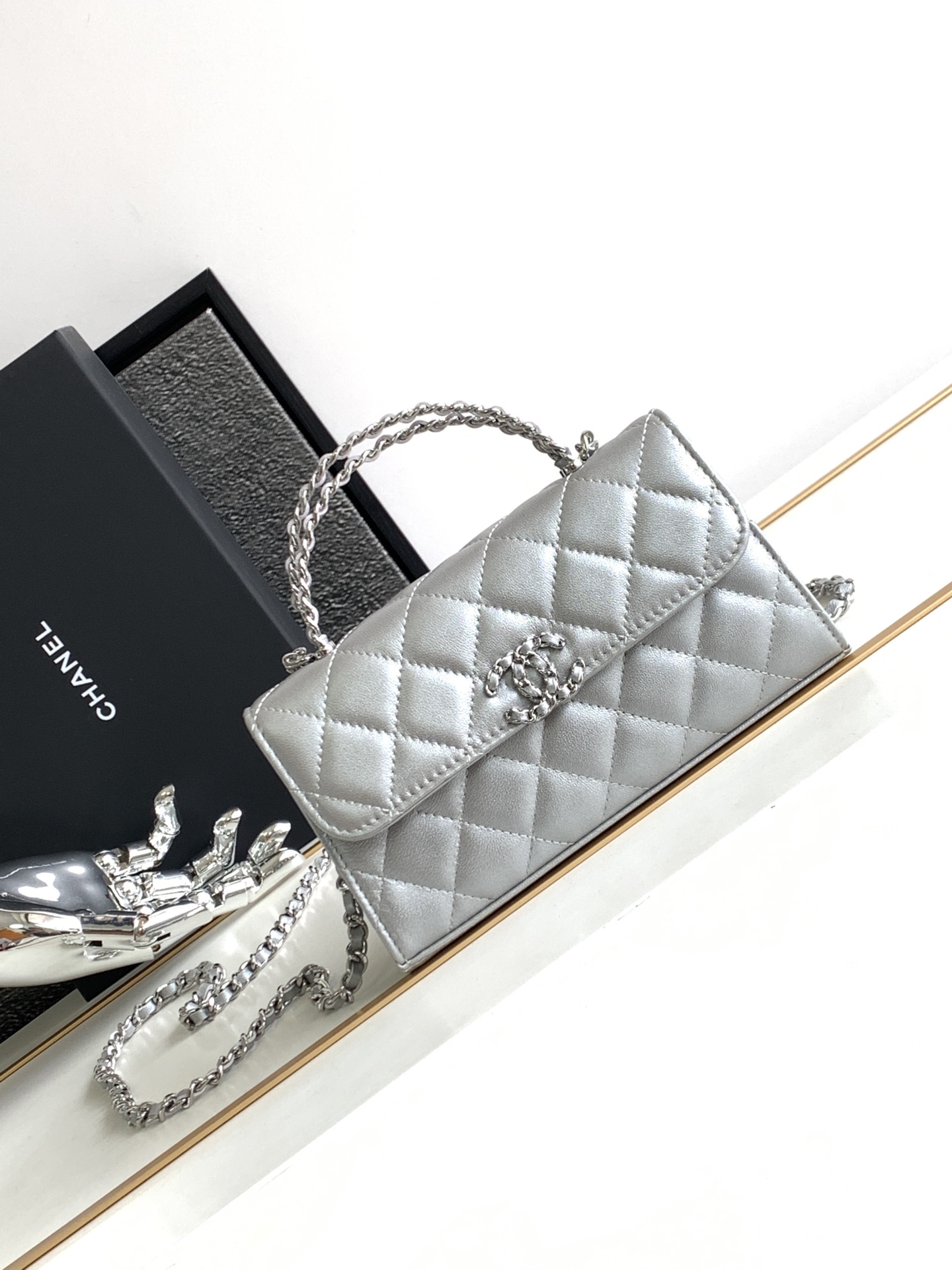 Chanel 23P Kelly plateado 😍 piel de cordero, este es realmente elegante, me encanta 🧡ྀི💛ྀི❤️ྀི