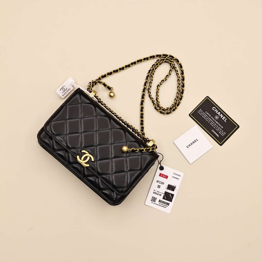香奈儿Chanel双金珠链条包💰220 双金珠的Woc美到骨子里,无论高个子还是小个子都可以驾驭,随意调节它的链条,长短不齐的垂钓下来有种不同的韵味,黑金的搭配出了名的百搭,又美又酷的woc谁不爱。 规格:19*12*3.5cm
