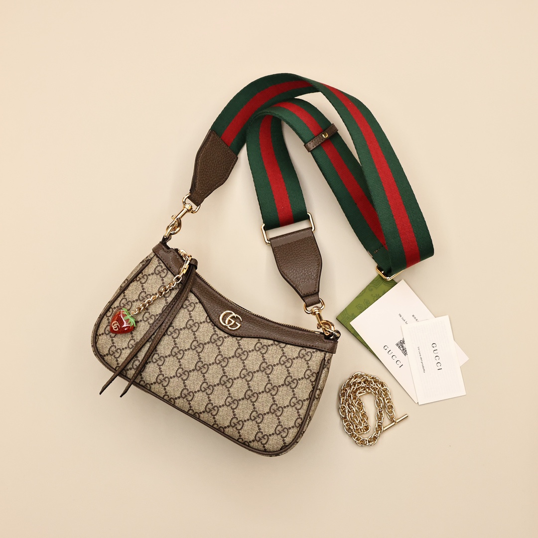 Gucci Ophidia 草莓麻将包💰280 晶莹剔透的小草莓吊坠，这就是心动的感觉，一包多用，腋下背是一根链条带，斜挎背用长肩带，整个包包复古感十足且百搭。 手拎+斜挎+腋下包， 一只包包满足三个愿望~ 规格：25*15*6.5cm