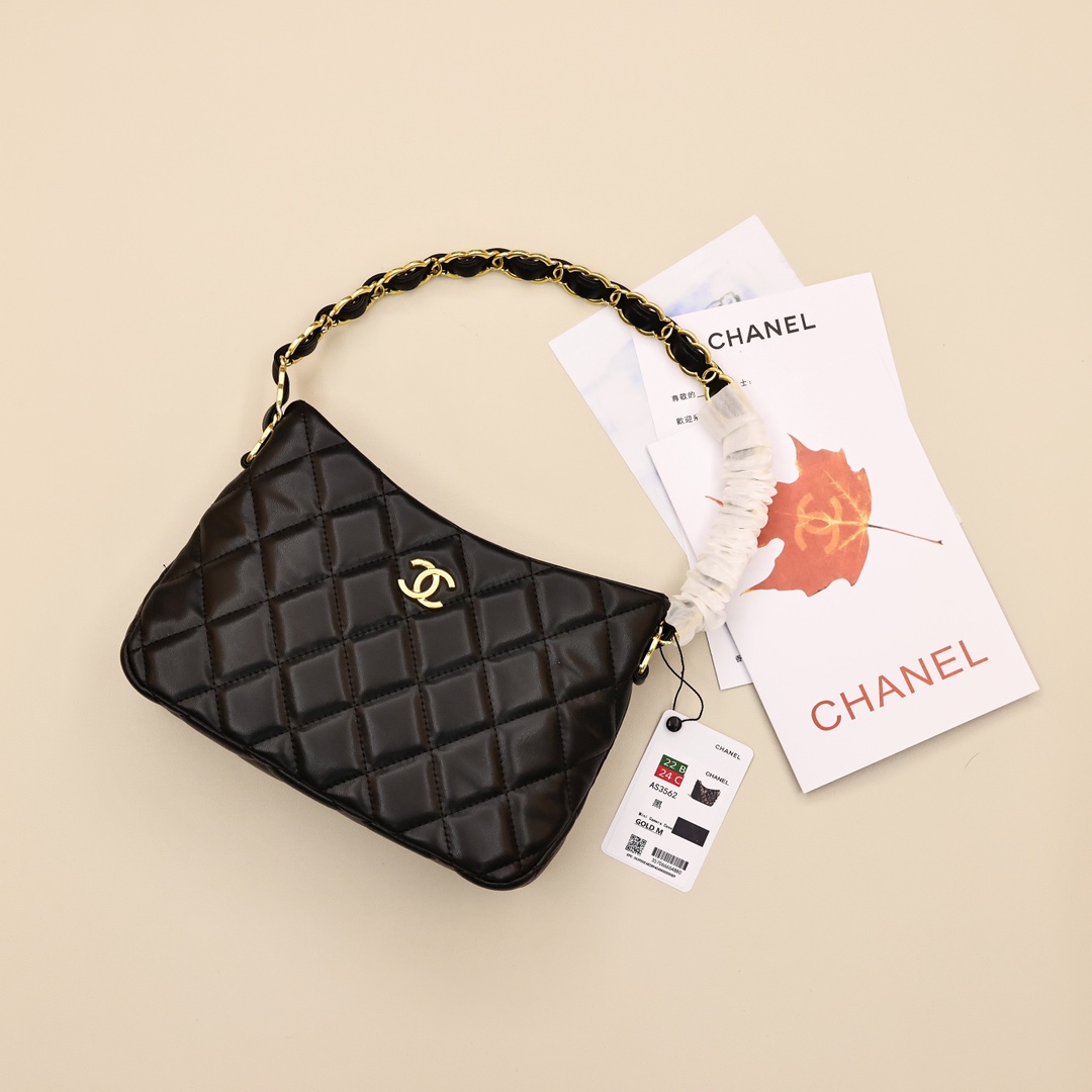 香奈儿hobo腋下包💰220 22k的链条hobo 真的美到心里去了,复古的 logo皮穿链条,经典的黑金配上油蜡羊皮纹,质感满满还不失软糯的手感,不愧是今年大爆款。 规格:24*17*6cm