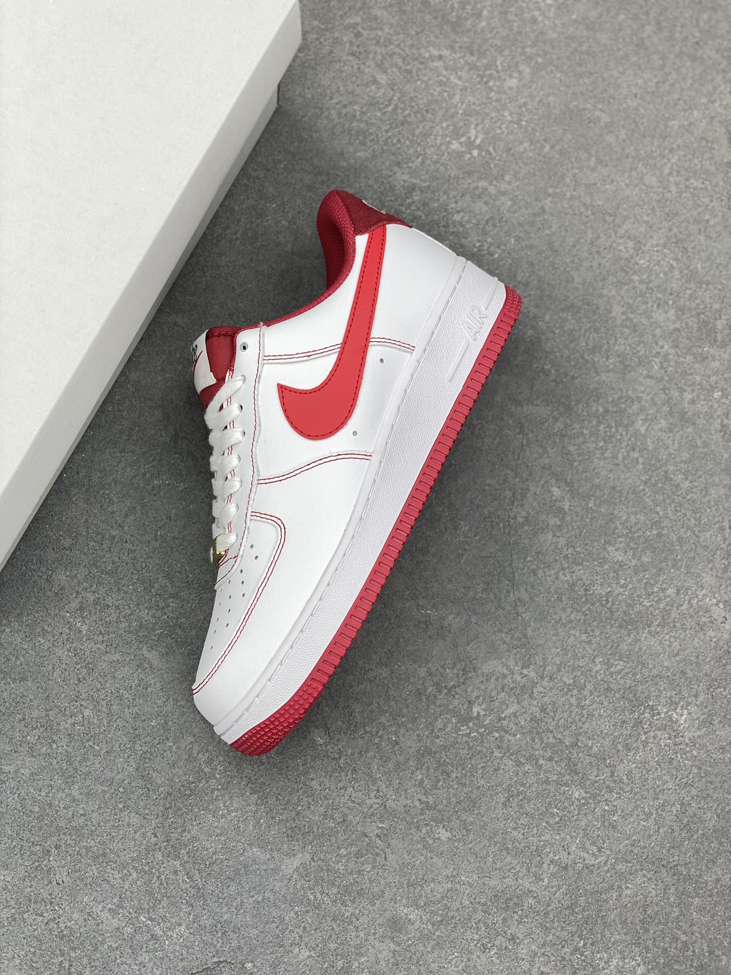 Air Force 1 '07 Low White/Red - Iconic Style, Superior Comfort, and Lasting Durability 8 i1678668242 1288 6