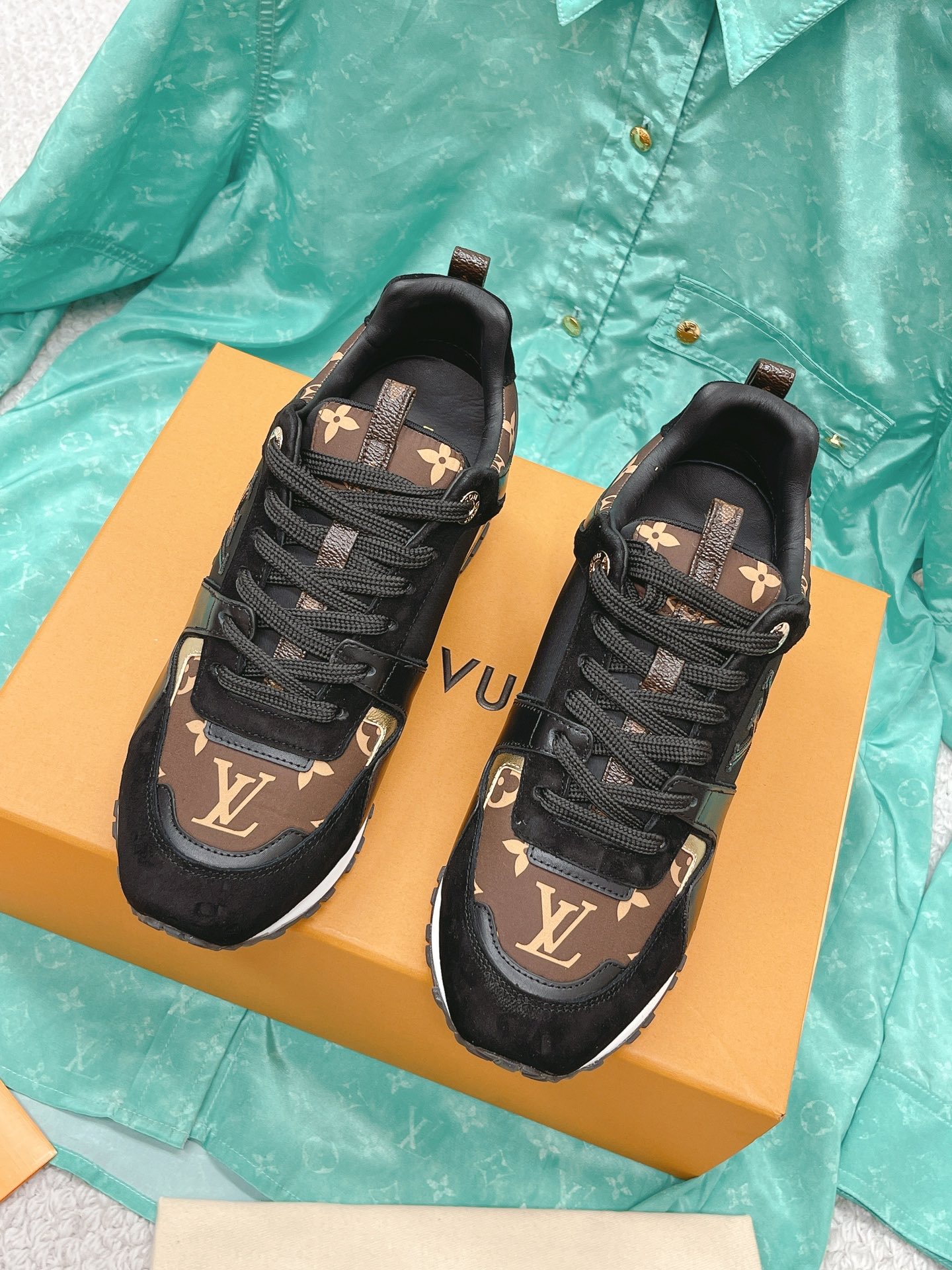 NO:481061,New high-end version, full range of colors, L-jialu brand, classic sneakers, low-key and durable, super versatile, hidden height-enhancing, huge slimming and high-end. This Run Away sneakers innovate classic running shoes with Damier Azur I canvas, smooth calfskin and technology mesh fabric. Its signature internal slope structure cleverly increases the visual height, and then embellishes L-marks on the sides and rear. Original packaging Original TPU sole, the sole has an inner height of about 6cm. Each color is very good. Size 35-40 sizes (40 customization), casual shoes/sneakers, louis vuitton, louis vuitton, sneakers, cowhide19860909新色高端版本 全系列颜色出 L家驴牌 经典运动鞋 低调耐看 超百搭 隐藏增高巨显瘦显高款 本款 Run Away运动鞋以 Damier Azur I帆布丶顺滑小牛皮和科技网格面料革新经典跑鞋,其标志性内部坡面结构巧妙增加视觉高度,再为侧面和后部点缀L标 原版包装 原版TPU底 底加内增高约6cm 每个颜色都很赞 码数35～40码（40定制）,休闲鞋/运动鞋,louis vuitton,louis vuitton,sneakers,cowhide,Women's Shoes