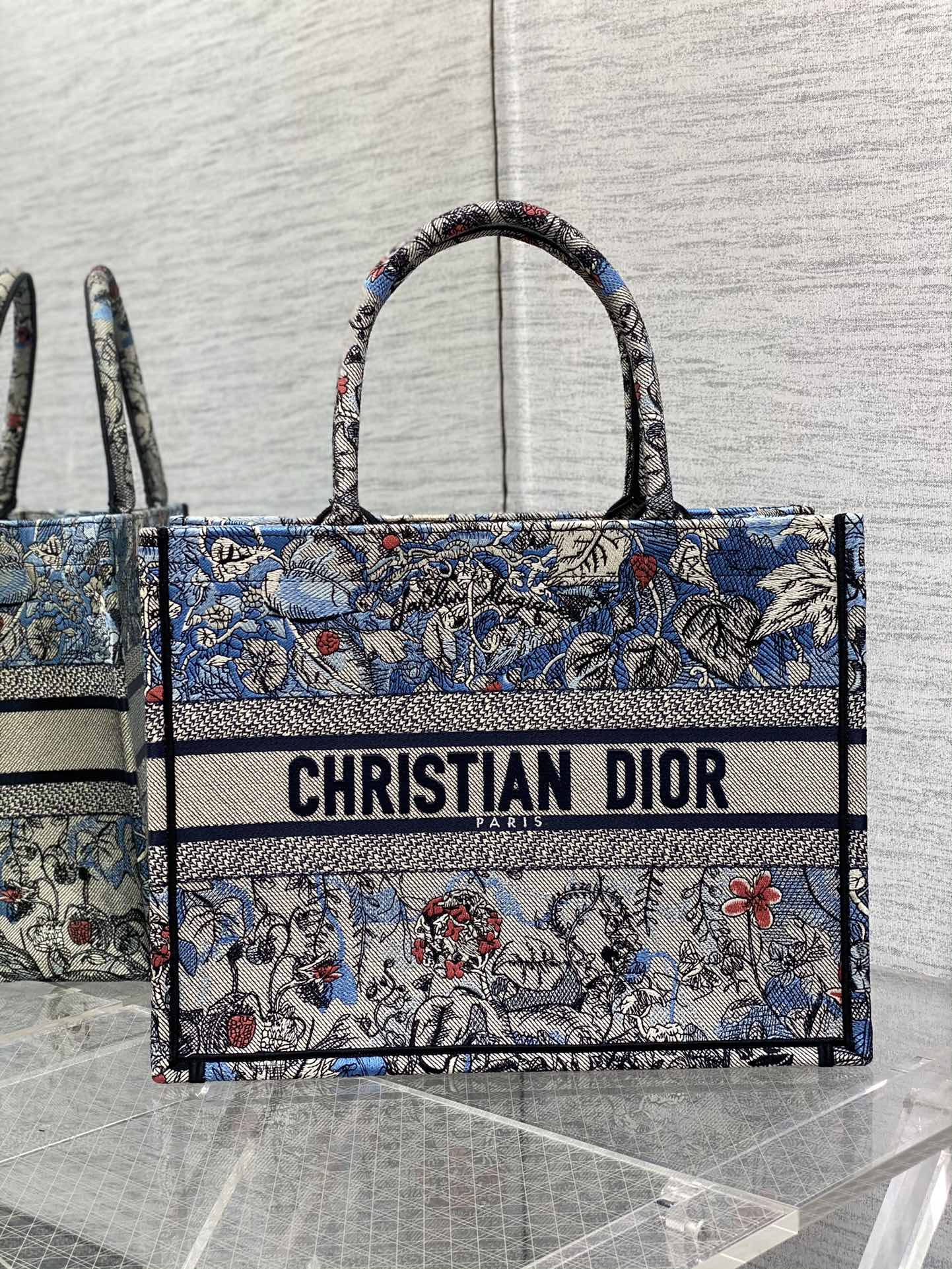 Dior Book Tote средний серо-голубой с цветочной вышивкой женская сумка