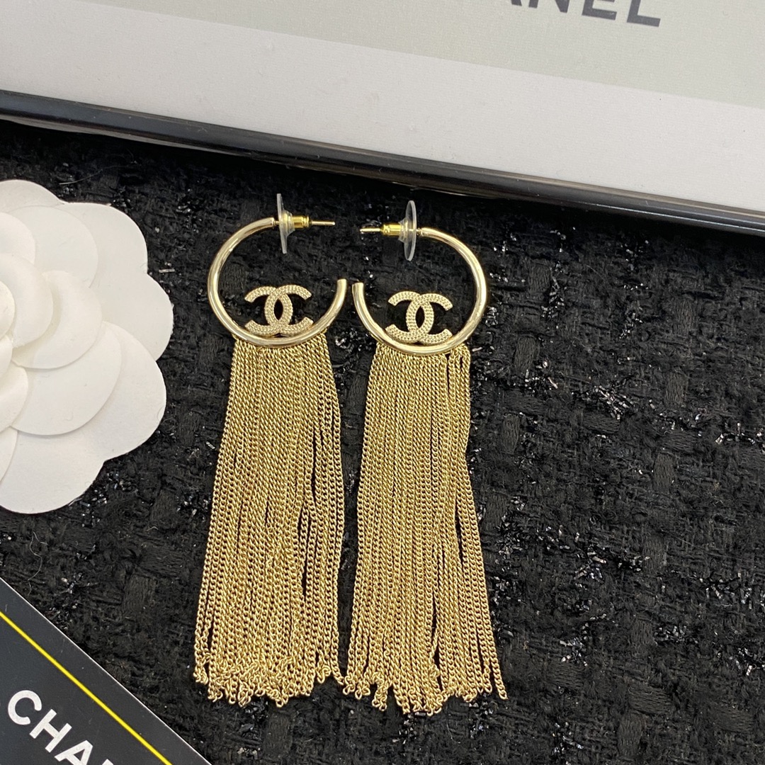  编码E1761   
🛍耳钉热销款火爆上新❣
🛍同步专柜‼️独家高端品质实拍图‼️代购级别‼️做工精致