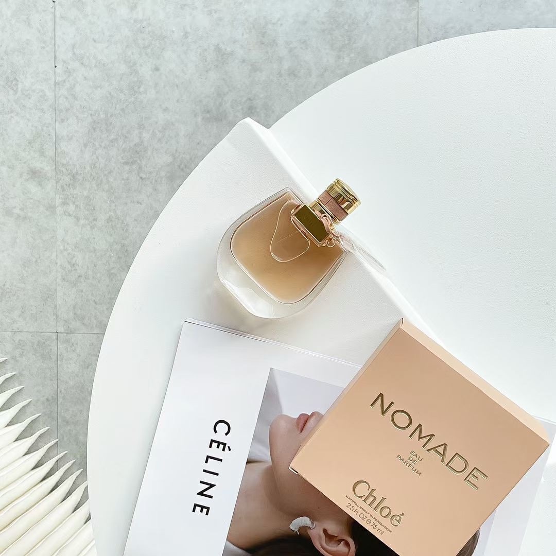 💰110 Chloe蔻依新款小猪包Nomade女士香水75ml！瓶身外形灵感来自人气小猪包DREW BAG,整体色系也呼应Chloe的经典色胭红粉去呈现现代女性温柔但又有力量的生活态度。香调:个性花香希普调前调:布拉斯李中调:明亮小苍兰基调:橡木苔。