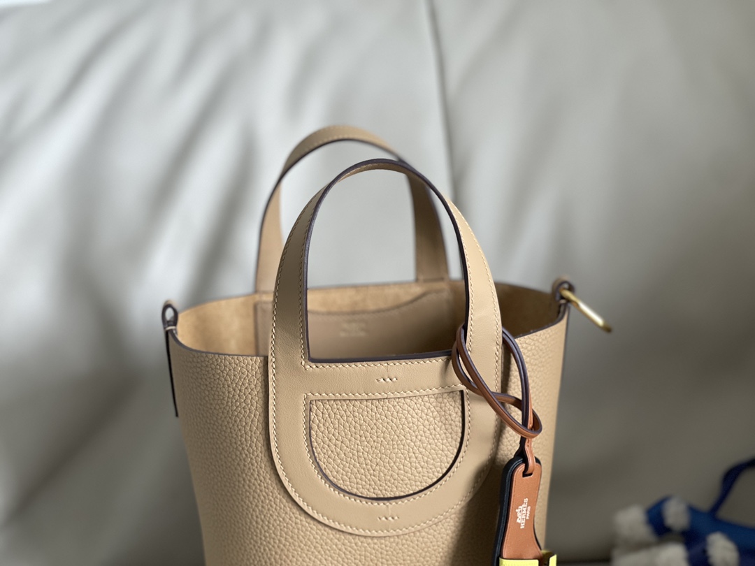 Hermès Classic H home and outdoor calfskin bucket bag New arrival in stock / chai OM milk tea color in the loop pig nose vegetable basket 18cm tc