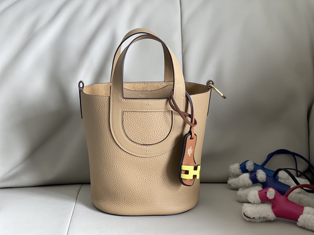 Hermès Classic H home and outdoor calfskin bucket bag New arrival in stock / chai OM milk tea color in the loop pig nose vegetable basket 18cm tc