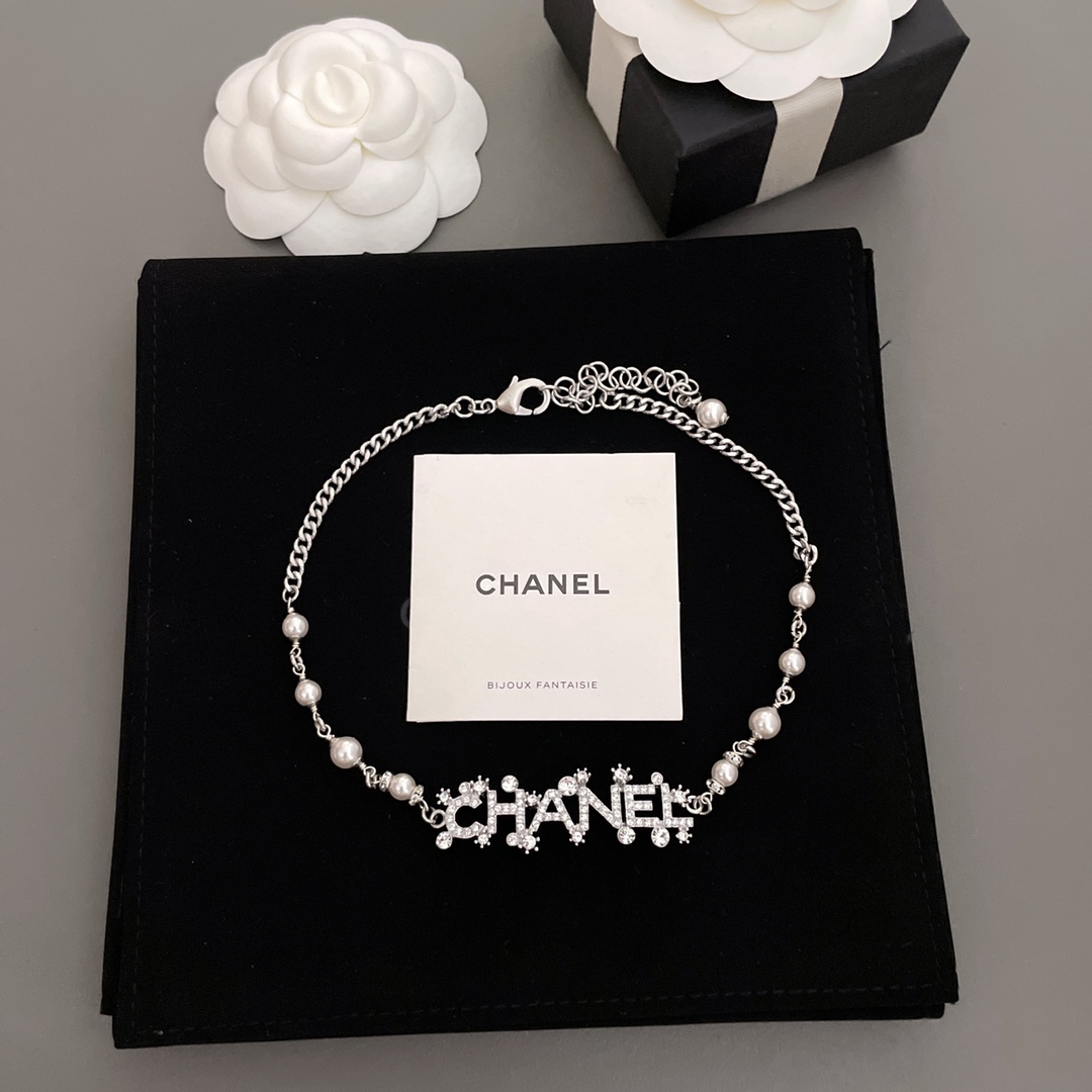 【我们出品【香水花字母项链】Z 6900，🤩爱了爱了，一眼心动的仙女款！，配项链包装！图片项圈包装需另加 ，绝美项链，颗颗施华洛钻，万花筒切割面真的爆美！blingbling✨ 设计又带着一点小心机，小水花溅起的生动设计，带一点小心机小俏皮，绝对的搭配点睛之笔！银色的设计真心太太太太仙太适合春夏啦❗️